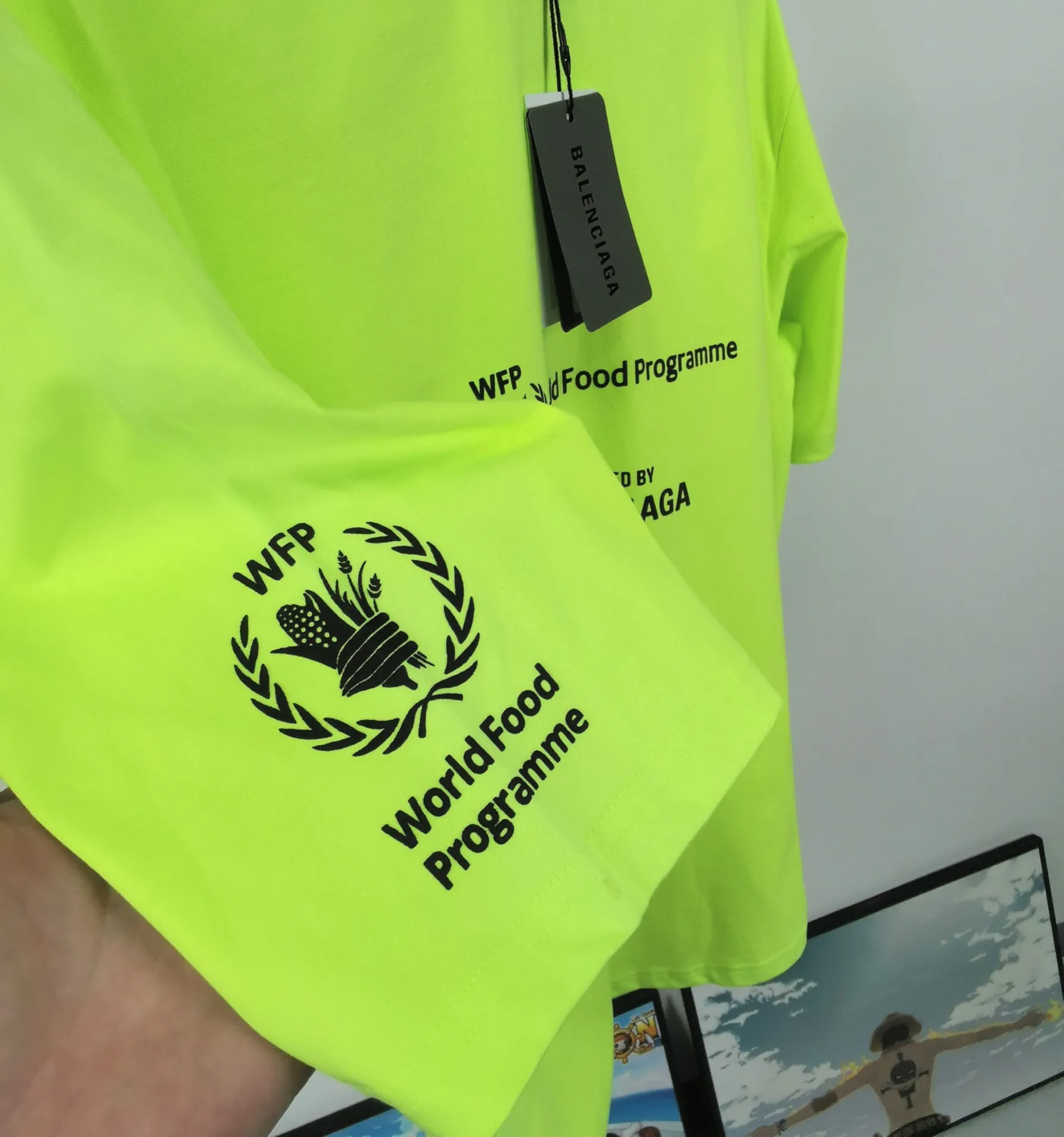 [New] Top version Balenciaga 22SS new WFP World Food Agency male and female couple star same style short-sleeved T-shirt. The fabric is made of 32S 280g double yarn pure cotton fabric. It does not pill and feels very good. It has been printed and dressed up dozens of times in order to achieve a 1:1 effect. All imported slurries are used. Proportional foaming powder is added to the slurry to foam at high temperatures. The printing convex effect is very good, and the powder does not fall off and does not break. Washable and environmentally friendly printing on the front and back panels. The entire printing process takes a long time. The hem and cuffs are all customized threads. There is no error in dyeing in the same vat. The workmanship is perfect. The accessories are all customized. This year's hot trend in the market. Many Internet celebrity tops. Very trendy. Same style for men and women. OverSzie version. Color: black, white, dark khaki, fluorescent green. Size: XS-L P:270
