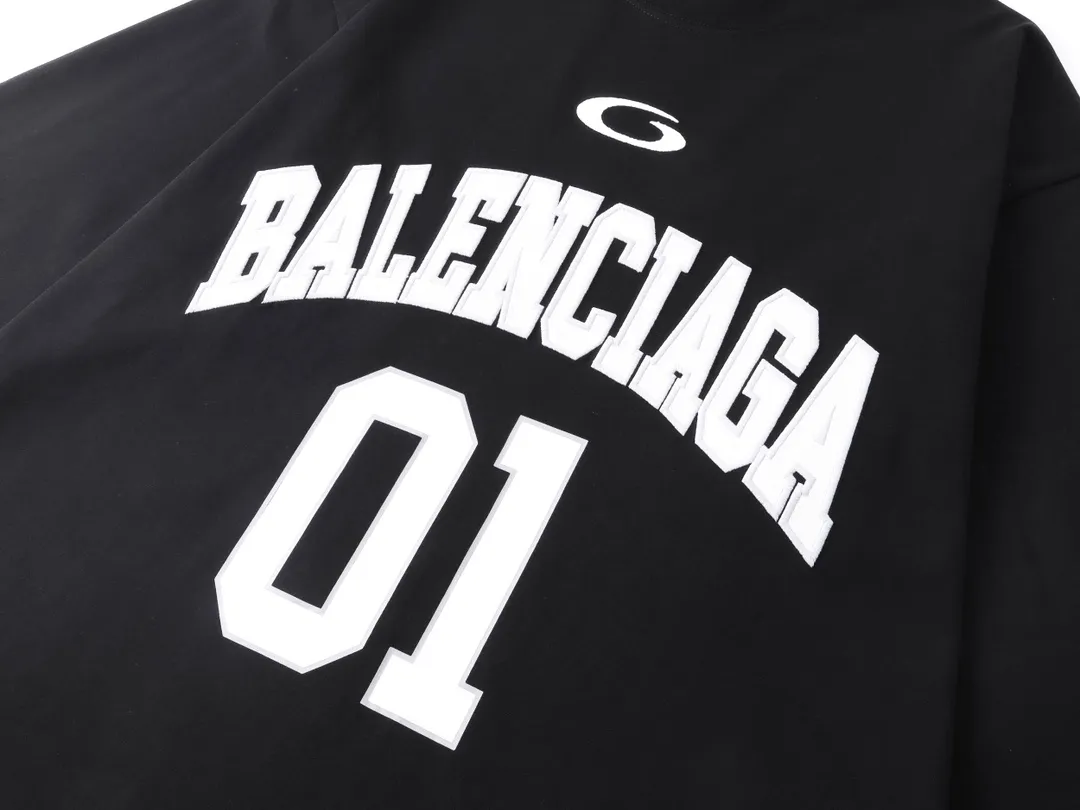 🅿️260 real photos [Top version. Official website quality] BALENCI*GA/Paris.SS25 latest basketball uniform embroidered printed long-sleeved T-shirt. The front embroidery is embroidered and printed using a Tajima computer embroidery machine, the lower left corner is stamped, and the back piece is printed. Brick cabinets are synchronized. Genuine products are developed at the first time. The fabric is made of Paris ZP custom-woven and dyed cotton double yarn. Weighing 260 grams, the cloth surface is clean. The cloth pattern is clear, soft and comfortable. The threads are dyed with no color difference. The printing uses environmentally friendly imported materials, the letters are clear and the effect is three-dimensional. The version adopts OS loose shoulder design. Same style for men and women. Code: BL255069 Color: black, white, colorful blue, purple Size: XS S M L