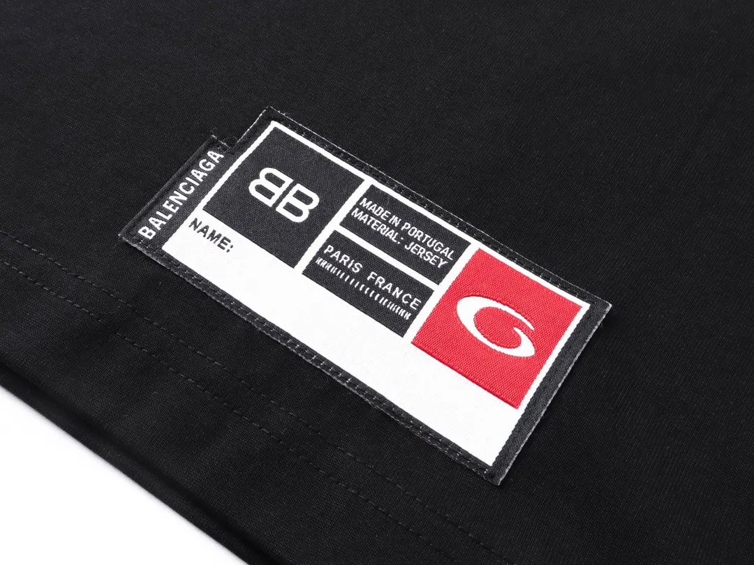 🅿️260 real photos [Top version. Official website quality] BALENCI*GA/Paris.SS25 latest basketball uniform embroidered printed long-sleeved T-shirt. The front embroidery is embroidered and printed using a Tajima computer embroidery machine, the lower left corner is stamped, and the back piece is printed. Brick cabinets are synchronized. Genuine products are developed at the first time. The fabric is made of Paris ZP custom-woven and dyed cotton double yarn. Weighing 260 grams, the cloth surface is clean. The cloth pattern is clear, soft and comfortable. The threads are dyed with no color difference. The printing uses environmentally friendly imported materials, the letters are clear and the effect is three-dimensional. The version adopts OS loose shoulder design. Same style for men and women. Code: BL255069 Color: black, white, colorful blue, purple Size: XS S M L