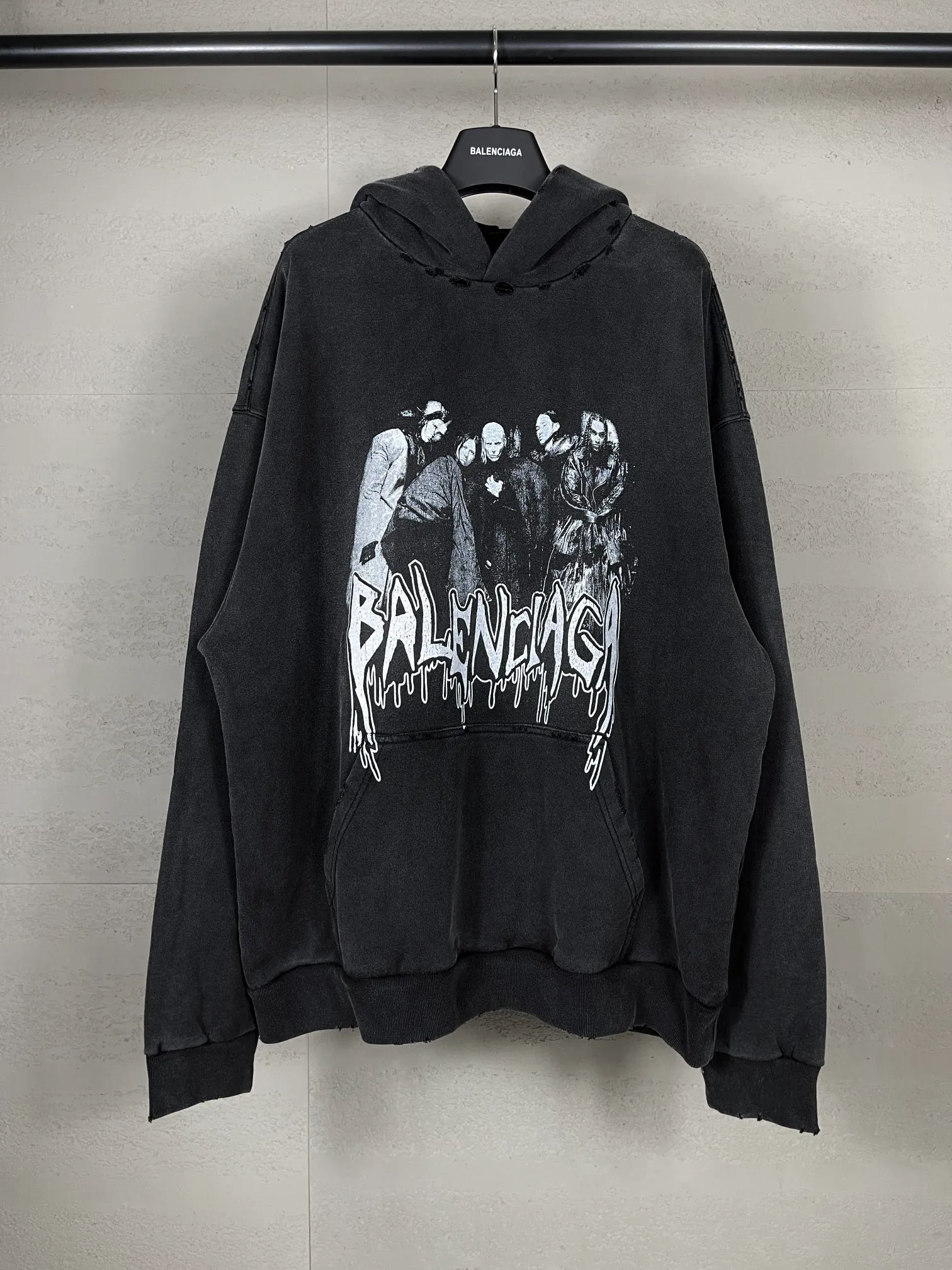 🅿️320 real photos [Top version. Official website quality] BALENCI*GA/Paris. 53rd season Balenciaga New. Vintage high-end limited edition joint hooded sweatshirt. The pattern on the front is damaged by the direct-injection printing. The ready-made garments are washed and worn. SS24 new model. Brick cabinet synchronization. Genuine product developed at the first time, please print and compare! The fabric is made of Paris ZP custom-woven and dyed cotton sweatshirt. Weighing 460 grams, the cloth surface is clean. The cloth pattern is clear, soft and comfortable. The threads are dyed with no color difference. The printing uses environmentally friendly imported materials and self-inking direct injection. The pattern letters are clear and the effect is three-dimensional. The entire garment is washed, distressed and worn. The version adopts OS loose shoulder design. Same style for men and women. Code: BL238935 Color: washed black Size: XS S M L