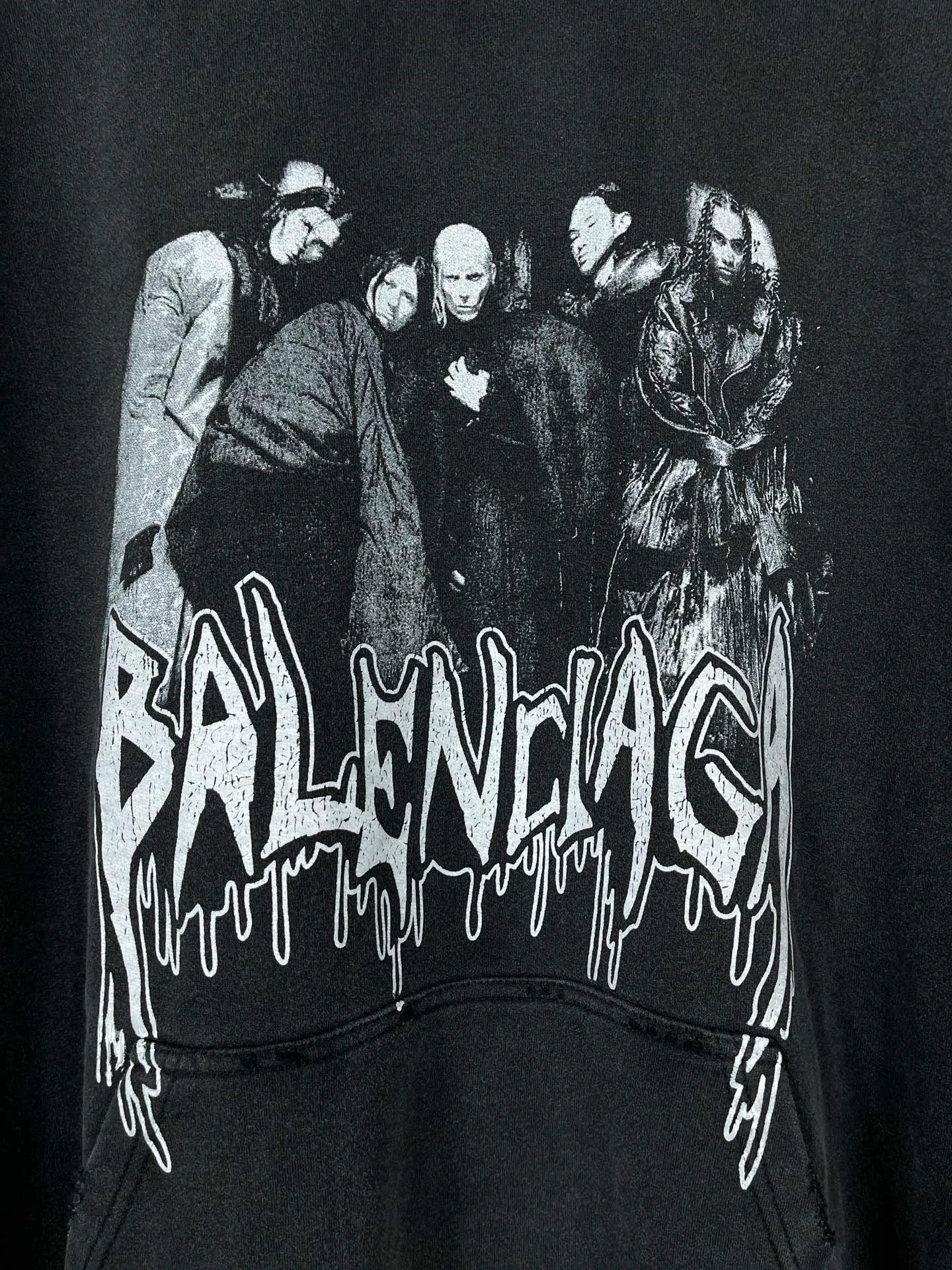 🅿️320 real photos [Top version. Official website quality] BALENCI*GA/Paris. 53rd season Balenciaga New. Vintage high-end limited edition joint hooded sweatshirt. The pattern on the front is damaged by the direct-injection printing. The ready-made garments are washed and worn. SS24 new model. Brick cabinet synchronization. Genuine product developed at the first time, please print and compare! The fabric is made of Paris ZP custom-woven and dyed cotton sweatshirt. Weighing 460 grams, the cloth surface is clean. The cloth pattern is clear, soft and comfortable. The threads are dyed with no color difference. The printing uses environmentally friendly imported materials and self-inking direct injection. The pattern letters are clear and the effect is three-dimensional. The entire garment is washed, distressed and worn. The version adopts OS loose shoulder design. Same style for men and women. Code: BL238935 Color: washed black Size: XS S M L