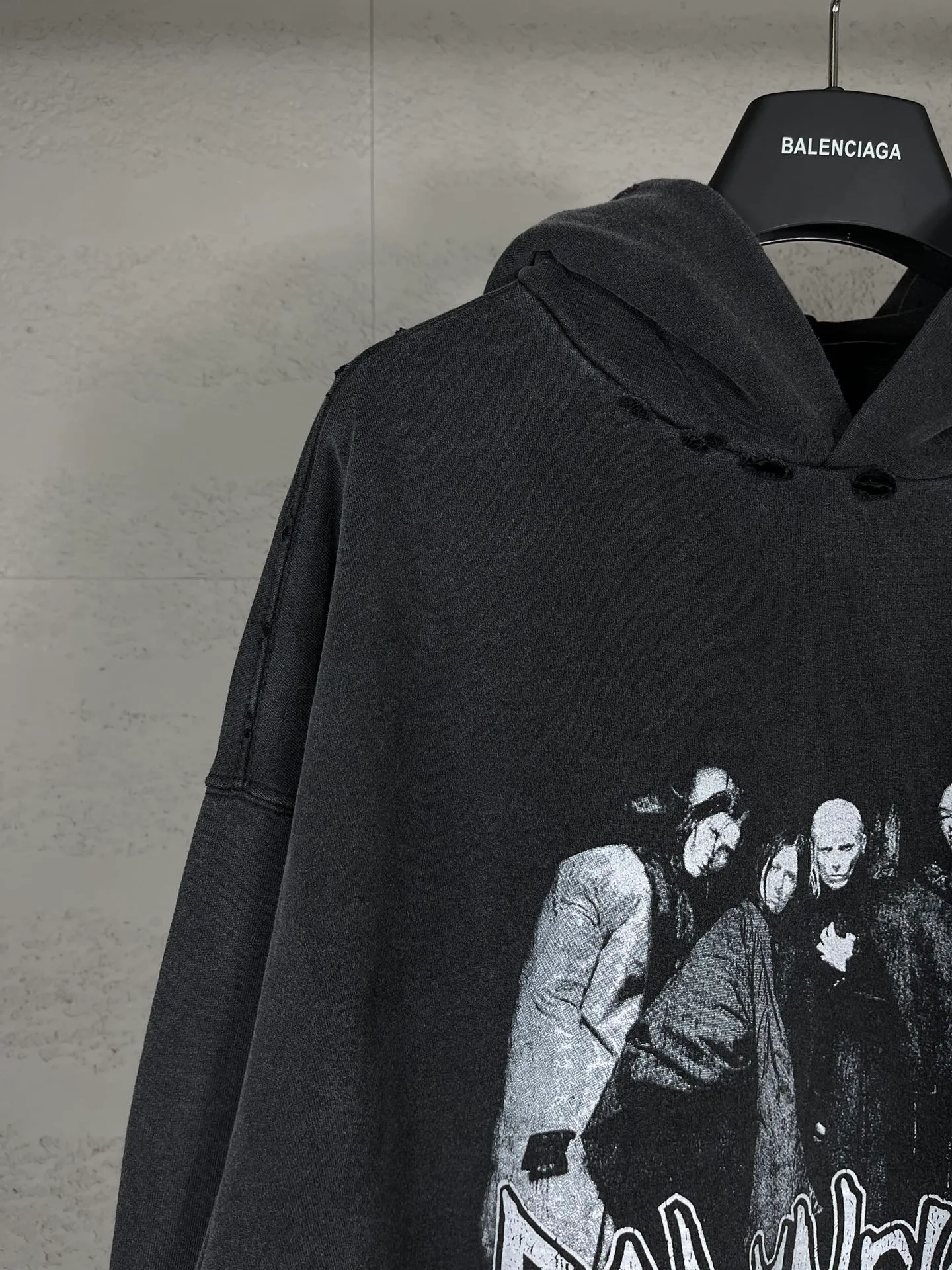 🅿️320 real photos [Top version. Official website quality] BALENCI*GA/Paris. 53rd season Balenciaga New. Vintage high-end limited edition joint hooded sweatshirt. The pattern on the front is damaged by the direct-injection printing. The ready-made garments are washed and worn. SS24 new model. Brick cabinet synchronization. Genuine product developed at the first time, please print and compare! The fabric is made of Paris ZP custom-woven and dyed cotton sweatshirt. Weighing 460 grams, the cloth surface is clean. The cloth pattern is clear, soft and comfortable. The threads are dyed with no color difference. The printing uses environmentally friendly imported materials and self-inking direct injection. The pattern letters are clear and the effect is three-dimensional. The entire garment is washed, distressed and worn. The version adopts OS loose shoulder design. Same style for men and women. Code: BL238935 Color: washed black Size: XS S M L