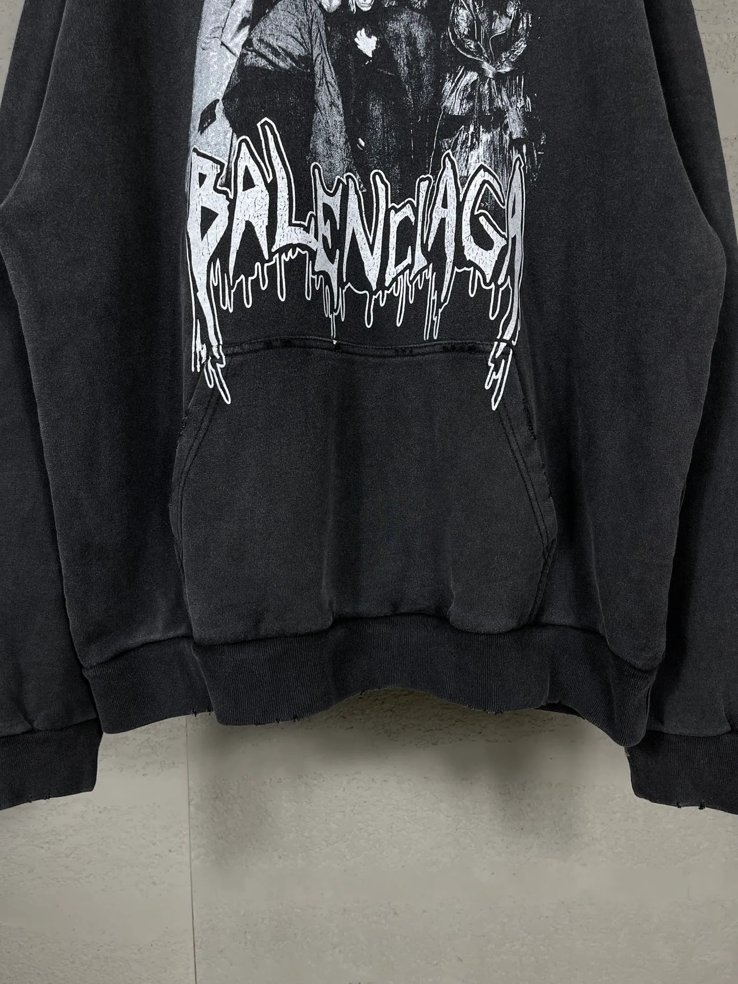 🅿️320 real photos [Top version. Official website quality] BALENCI*GA/Paris. 53rd season Balenciaga New. Vintage high-end limited edition joint hooded sweatshirt. The pattern on the front is damaged by the direct-injection printing. The ready-made garments are washed and worn. SS24 new model. Brick cabinet synchronization. Genuine product developed at the first time, please print and compare! The fabric is made of Paris ZP custom-woven and dyed cotton sweatshirt. Weighing 460 grams, the cloth surface is clean. The cloth pattern is clear, soft and comfortable. The threads are dyed with no color difference. The printing uses environmentally friendly imported materials and self-inking direct injection. The pattern letters are clear and the effect is three-dimensional. The entire garment is washed, distressed and worn. The version adopts OS loose shoulder design. Same style for men and women. Code: BL238935 Color: washed black Size: XS S M L