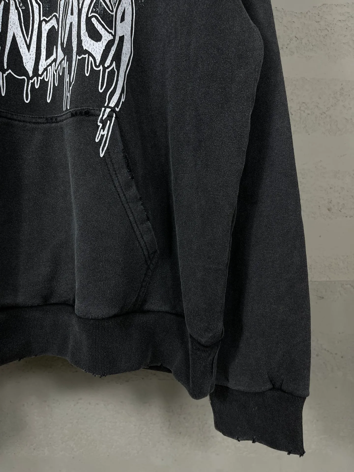 🅿️320 real photos [Top version. Official website quality] BALENCI*GA/Paris. 53rd season Balenciaga New. Vintage high-end limited edition joint hooded sweatshirt. The pattern on the front is damaged by the direct-injection printing. The ready-made garments are washed and worn. SS24 new model. Brick cabinet synchronization. Genuine product developed at the first time, please print and compare! The fabric is made of Paris ZP custom-woven and dyed cotton sweatshirt. Weighing 460 grams, the cloth surface is clean. The cloth pattern is clear, soft and comfortable. The threads are dyed with no color difference. The printing uses environmentally friendly imported materials and self-inking direct injection. The pattern letters are clear and the effect is three-dimensional. The entire garment is washed, distressed and worn. The version adopts OS loose shoulder design. Same style for men and women. Code: BL238935 Color: washed black Size: XS S M L