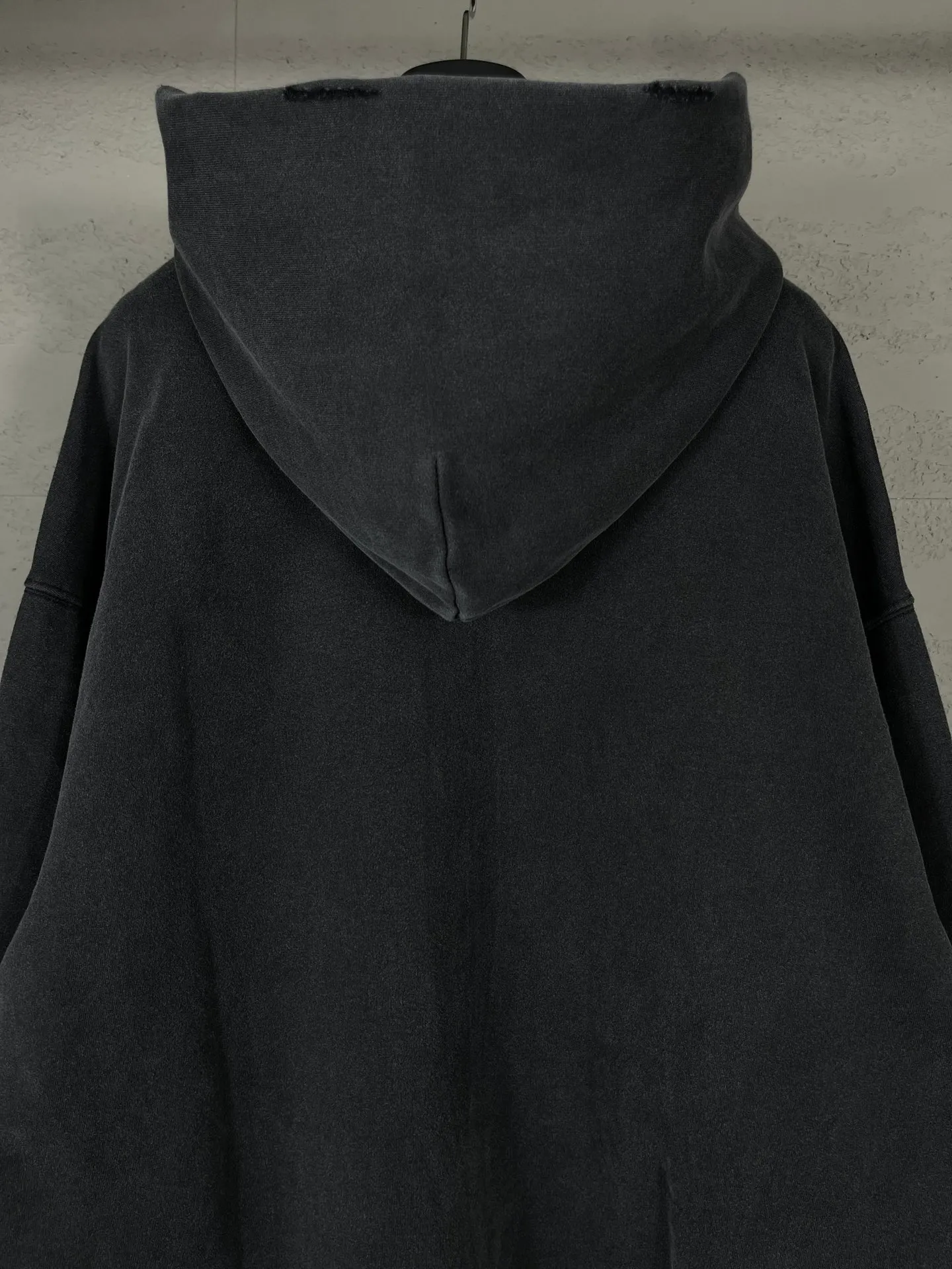 🅿️320 real photos [Top version. Official website quality] BALENCI*GA/Paris. 53rd season Balenciaga New. Vintage high-end limited edition joint hooded sweatshirt. The pattern on the front is damaged by the direct-injection printing. The ready-made garments are washed and worn. SS24 new model. Brick cabinet synchronization. Genuine product developed at the first time, please print and compare! The fabric is made of Paris ZP custom-woven and dyed cotton sweatshirt. Weighing 460 grams, the cloth surface is clean. The cloth pattern is clear, soft and comfortable. The threads are dyed with no color difference. The printing uses environmentally friendly imported materials and self-inking direct injection. The pattern letters are clear and the effect is three-dimensional. The entire garment is washed, distressed and worn. The version adopts OS loose shoulder design. Same style for men and women. Code: BL238935 Color: washed black Size: XS S M L