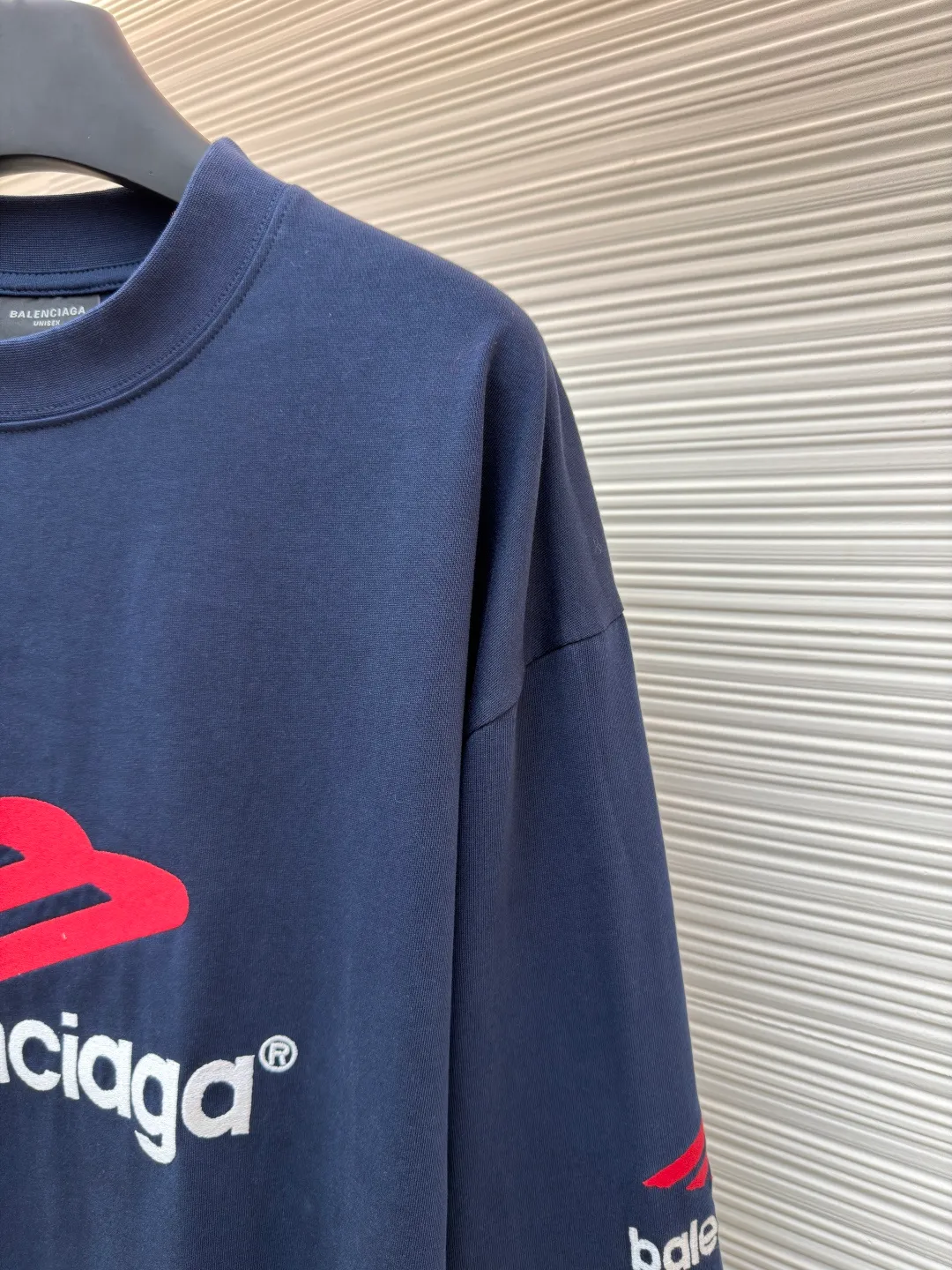 Balenciaga letter embroidered round neck long sleeves ●Original version: Purchased and developed by 7589 ●Item number: 1681821-A30 ●Fabric: pure cotton fabric ●Technology: embroidery production ●Color: navy blue ●Version: loose fit ●Weight: about 470 grams ●Size: XS-S-M-L ●Description: This Balenciaga dark gray long-sleeved top is made of heavyweight pure cotton fabric and has been treated with distressed washing to give it a soft matte texture, taking into account both comfort and stiffness. The core logo on the body adopts three-dimensional towel embroidery technology: the red brand symbol and white letter embroidery are full and three-dimensional, with clear texture and not easy to fall off; the cuffs are matched with the same series of embroidered logos, and the details echo the overall design. The neckline has a half-high ribbed structure, and elastic knitting ensures a good fit; the body is cut in a loose-shoulder style, with neat stitching and fine hemming on the edges. It not only retains the casualness of street style, but also embodies the craftsmanship of luxury items. The overall wiring is straight and delicate, the fabric is comfortable and soft, and the color is consistent without color difference. It can be matched with the same style to create a fashionable look and control various occasions. Customized accessories, complete with three standards, same style for men and women!