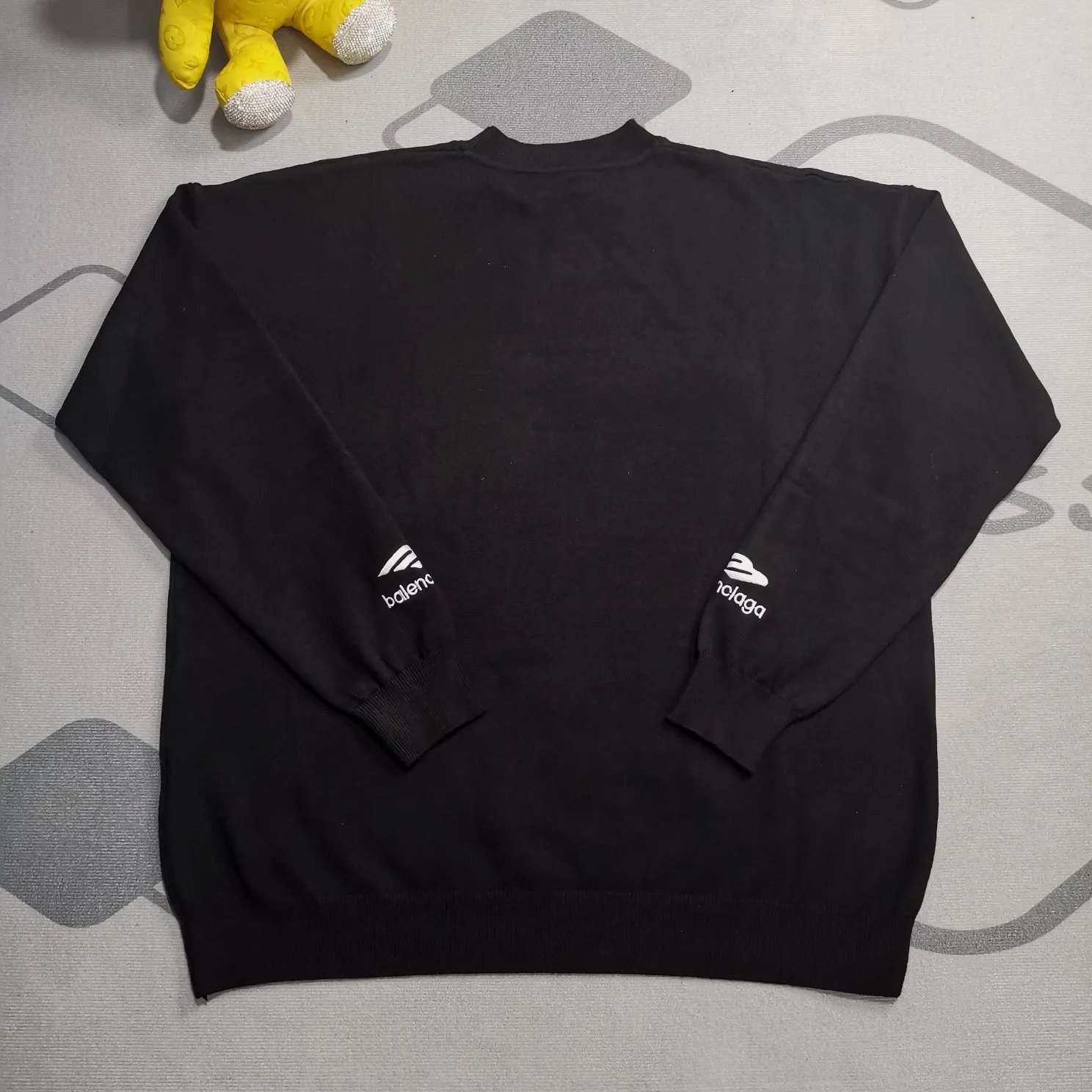 Top version Balenciaga FW24 SKIWEAR series LOGO embroidered round neck pullover long-sleeved sweater, loose fit, same style for men and women. The god of simplicity in Paris, a volume sought after by many stars. Lisa’s favorite basic short-sleeved Paris style, which has a very high appearance rate. Wear alone, paired with jeans, shorts, and sweatpants, it's a versatile style. Xiaohongshu, a hot item on INS, a must-have for Paris fans.  Using Tajima embroidery technology imported from Japan, the printing looks very three-dimensional and full, with no threads. Regardless of the size, the front and back letters can be expressed perfectly! The fabric is made of 460g pure cotton combed terry fabric!  A complete set of customized tags, collar tags, washed, plastic bags, and most importantly, a complete set of bags, tag codes, and codes are all authentic.  Color: Black White Size: SML P:370