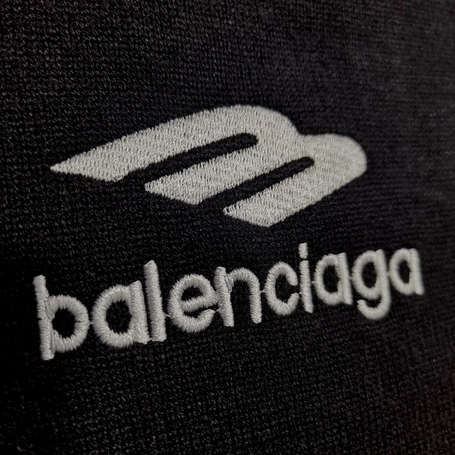 Top version Balenciaga FW24 SKIWEAR series LOGO embroidered round neck pullover long-sleeved sweater, loose fit, same style for men and women. The god of simplicity in Paris, a volume sought after by many stars. Lisa’s favorite basic short-sleeved Paris style, which has a very high appearance rate. Wear alone, paired with jeans, shorts, and sweatpants, it's a versatile style. Xiaohongshu, a hot item on INS, a must-have for Paris fans.  Using Tajima embroidery technology imported from Japan, the printing looks very three-dimensional and full, with no threads. Regardless of the size, the front and back letters can be expressed perfectly! The fabric is made of 460g pure cotton combed terry fabric!  A complete set of customized tags, collar tags, washed, plastic bags, and most importantly, a complete set of bags, tag codes, and codes are all authentic.  Color: Black White Size: SML P:370