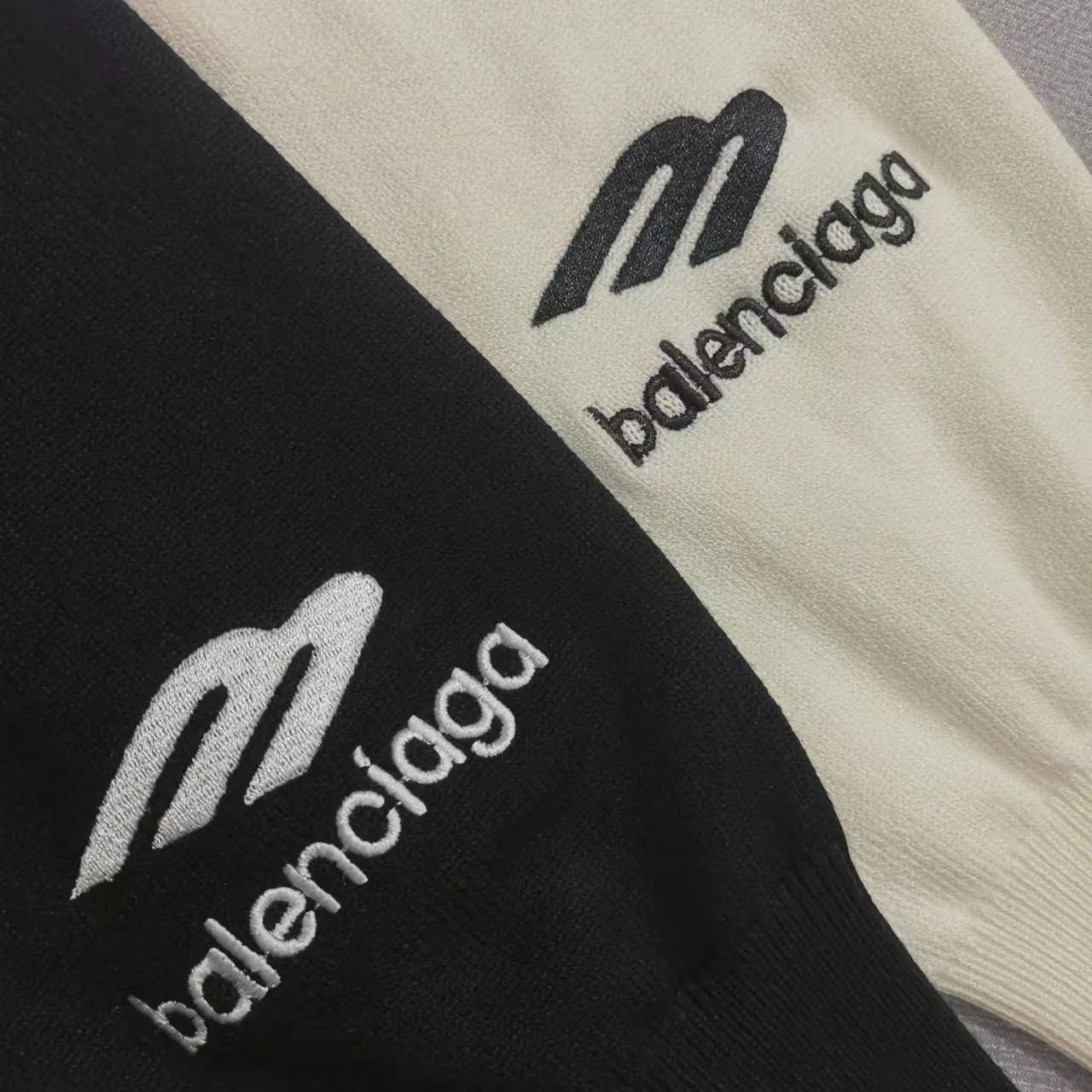 Top version Balenciaga FW24 SKIWEAR series LOGO embroidered round neck pullover long-sleeved sweater, loose fit, same style for men and women. The god of simplicity in Paris, a volume sought after by many stars. Lisa’s favorite basic short-sleeved Paris style, which has a very high appearance rate. Wear alone, paired with jeans, shorts, and sweatpants, it's a versatile style. Xiaohongshu, a hot item on INS, a must-have for Paris fans.  Using Tajima embroidery technology imported from Japan, the printing looks very three-dimensional and full, with no threads. Regardless of the size, the front and back letters can be expressed perfectly! The fabric is made of 460g pure cotton combed terry fabric!  A complete set of customized tags, collar tags, washed, plastic bags, and most importantly, a complete set of bags, tag codes, and codes are all authentic.  Color: Black White Size: SML P:370