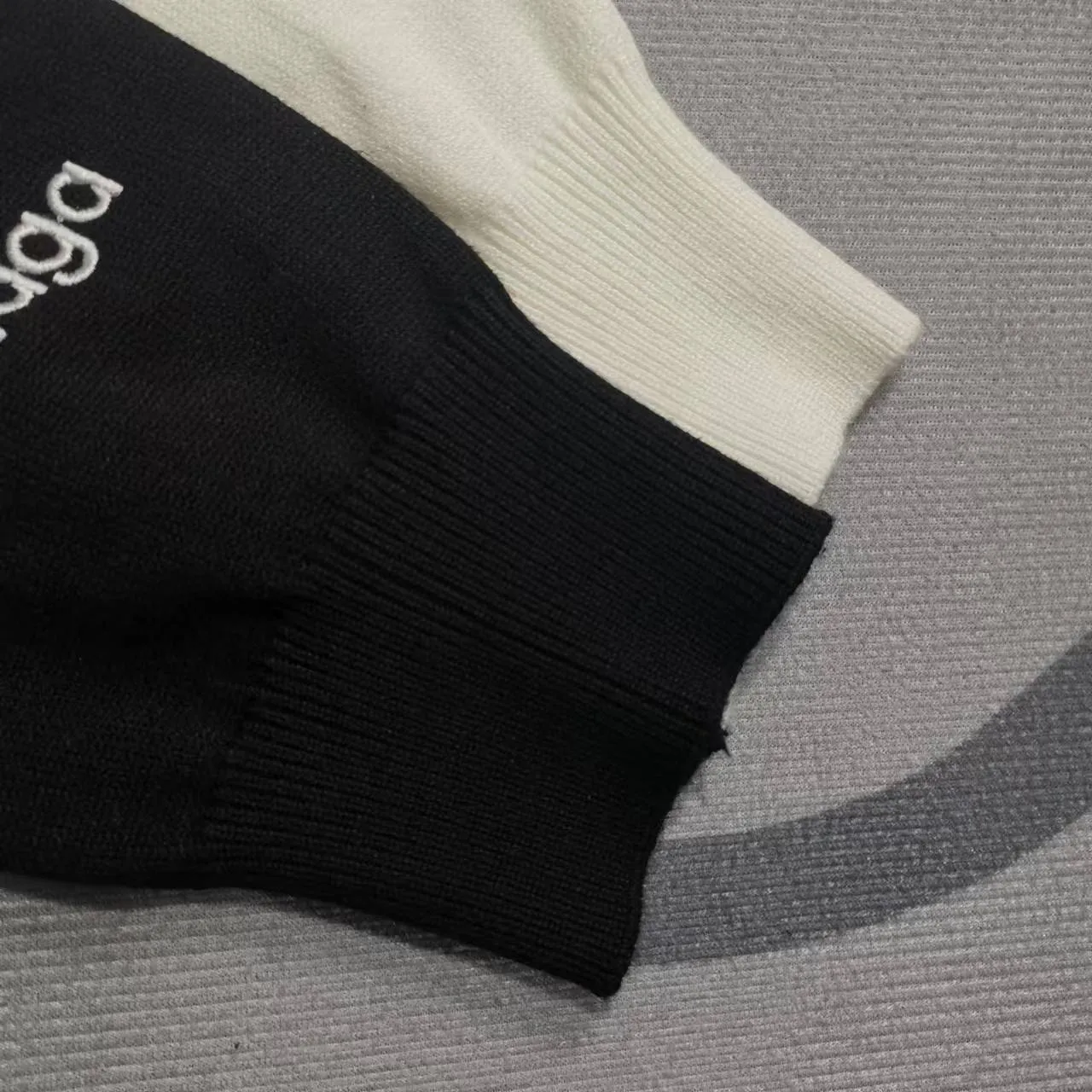 Top version Balenciaga FW24 SKIWEAR series LOGO embroidered round neck pullover long-sleeved sweater, loose fit, same style for men and women. The god of simplicity in Paris, a volume sought after by many stars. Lisa’s favorite basic short-sleeved Paris style, which has a very high appearance rate. Wear alone, paired with jeans, shorts, and sweatpants, it's a versatile style. Xiaohongshu, a hot item on INS, a must-have for Paris fans.  Using Tajima embroidery technology imported from Japan, the printing looks very three-dimensional and full, with no threads. Regardless of the size, the front and back letters can be expressed perfectly! The fabric is made of 460g pure cotton combed terry fabric!  A complete set of customized tags, collar tags, washed, plastic bags, and most importantly, a complete set of bags, tag codes, and codes are all authentic.  Color: Black White Size: SML P:370