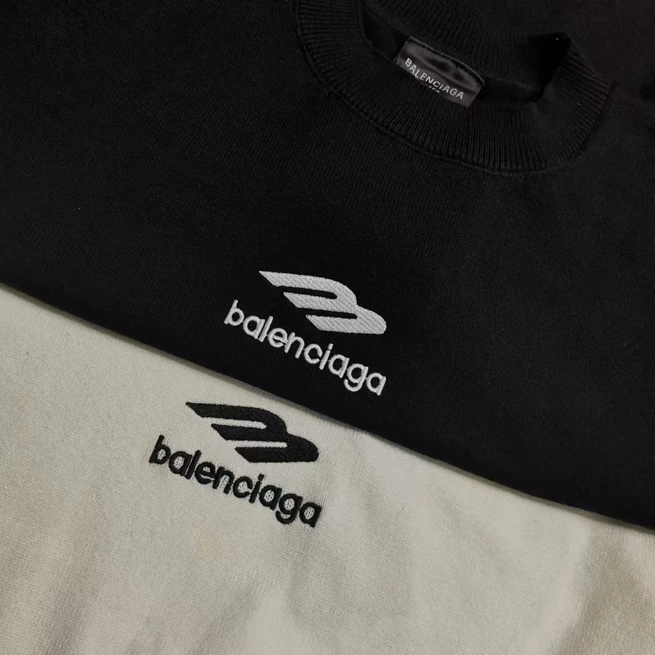 Top version Balenciaga FW24 SKIWEAR series LOGO embroidered round neck pullover long-sleeved sweater, loose fit, same style for men and women. The god of simplicity in Paris, a volume sought after by many stars. Lisa’s favorite basic short-sleeved Paris style, which has a very high appearance rate. Wear alone, paired with jeans, shorts, and sweatpants, it's a versatile style. Xiaohongshu, a hot item on INS, a must-have for Paris fans.  Using Tajima embroidery technology imported from Japan, the printing looks very three-dimensional and full, with no threads. Regardless of the size, the front and back letters can be expressed perfectly! The fabric is made of 460g pure cotton combed terry fabric!  A complete set of customized tags, collar tags, washed, plastic bags, and most importantly, a complete set of bags, tag codes, and codes are all authentic.  Color: Black White Size: SML P:370