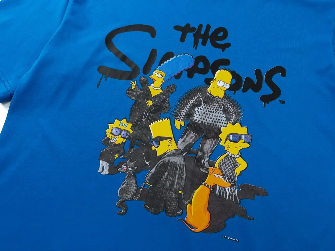 🅿️170 Detailed picture [Top version. Official website quality] BALENCI*GA/Paris. Joint model BALENCI*GA.x THE SIMPSONS Simpson joint short-sleeved T-shirt. The fabric is made of Paris ZP custom-woven and dyed cotton double yarn. The net weight is 260 grams. The cloth surface is clean. The cloth pattern is clear, soft and comfortable. The threads are dyed with no color difference. The classic pattern is made with Kornit digital direct printing machine, the effect is three-dimensional, the color is aligned with ZP, no burrs, the LOGO is embroidered on the back hem, and the brick cabinet is restored. It is produced in Jubie market based on the pictures. You are welcome to compare the version and use the OS loose shoulder version. Same style for men and women Code: BL223053 Color: Black. White. Blue Size: XS to L