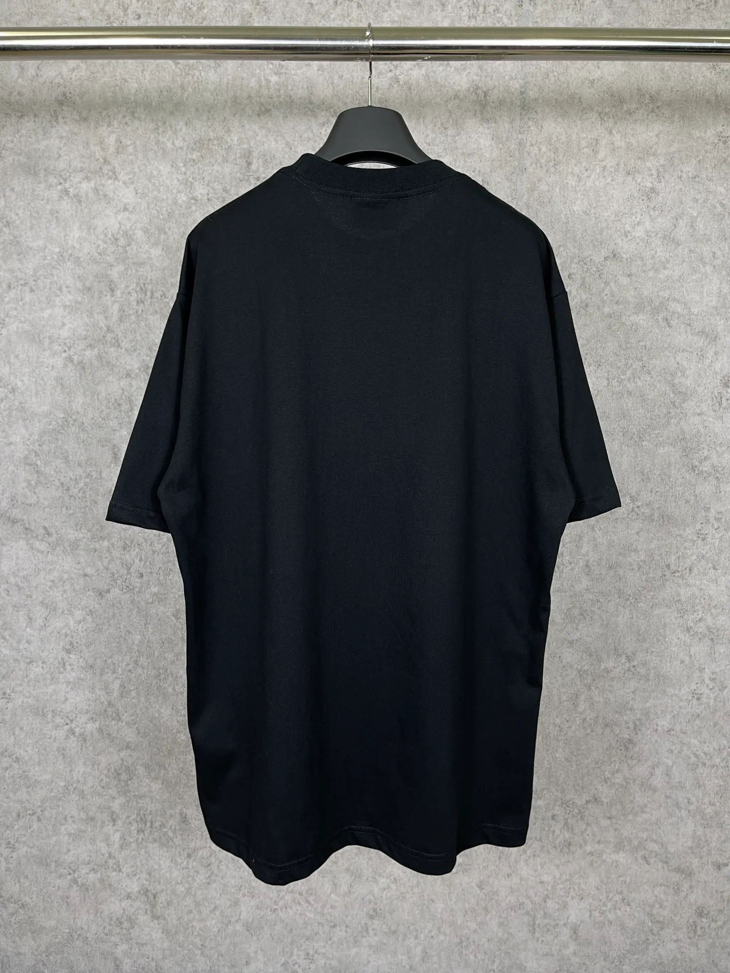 🅿️166 Real photos [Top version. Official website quality] BALENCI*GA/Paris BALENCI*GA# 2023 spring and summer new style, front-print reverse mirror LOGO short-sleeved T-shirt. 2023 spring and summer new product. Brick cabinet synchronization. The fabric is made of Paris ZP custom-woven and dyed 100% cotton double yarn compact cotton. The weight is 260 grams, the cloth surface is clean. The cloth pattern is clear. Soft and comfortable. Good color fastness. Not easy to change color. The threads are woven and dyed with no color difference. The printing uses imported environmentally friendly rubber paddles, precision stencils, fine LOGO letters, clear letters, no burrs, and a three-dimensional effect. Restore brick cabinet. The version adopts OS loose shoulder version. Same style for men and women. Code: BL223081 Color: black, light gray, red. Size: XS to L