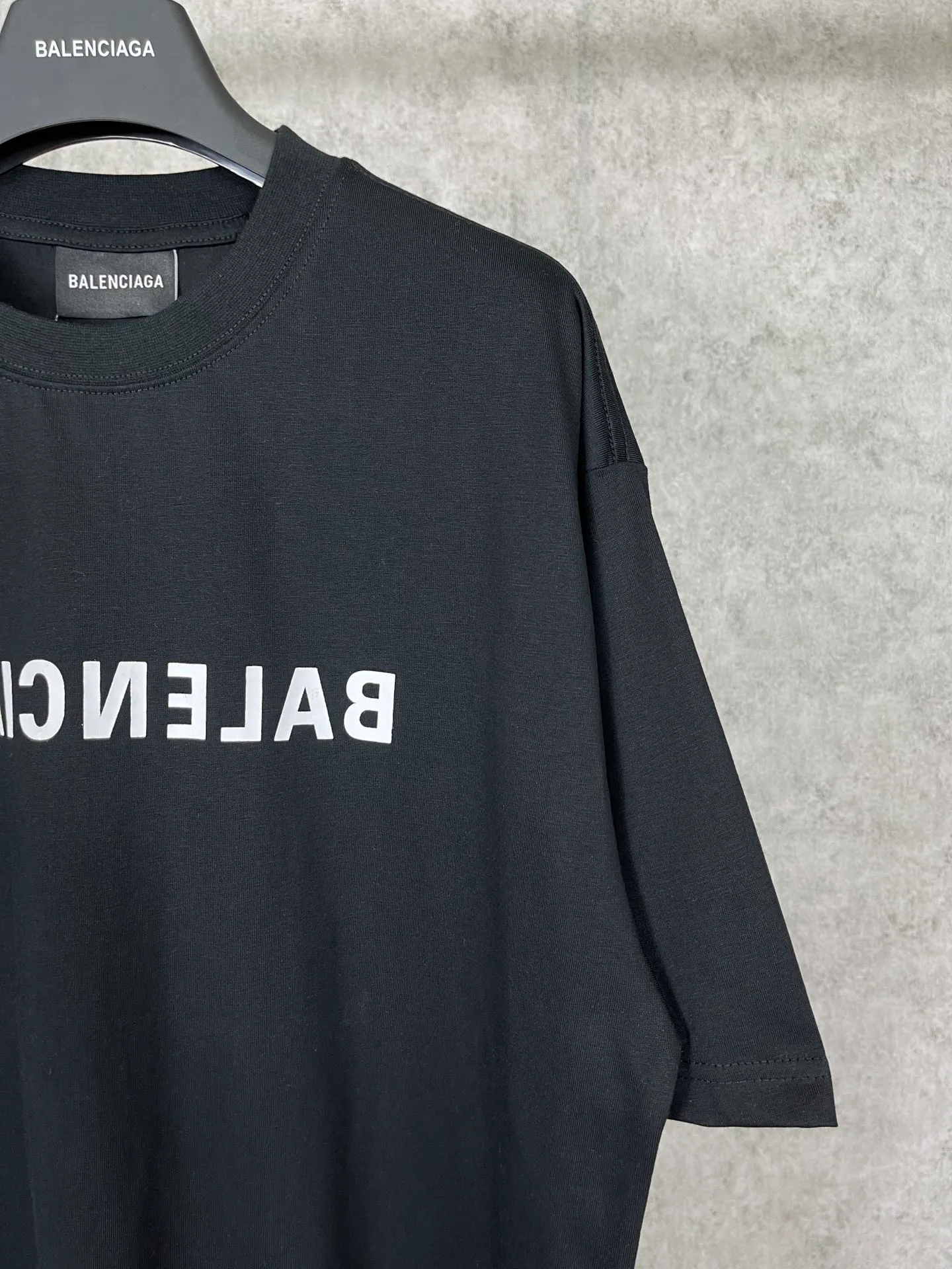 🅿️166 Real photos [Top version. Official website quality] BALENCI*GA/Paris BALENCI*GA# 2023 spring and summer new style, front-print reverse mirror LOGO short-sleeved T-shirt. 2023 spring and summer new product. Brick cabinet synchronization. The fabric is made of Paris ZP custom-woven and dyed 100% cotton double yarn compact cotton. The weight is 260 grams, the cloth surface is clean. The cloth pattern is clear. Soft and comfortable. Good color fastness. Not easy to change color. The threads are woven and dyed with no color difference. The printing uses imported environmentally friendly rubber paddles, precision stencils, fine LOGO letters, clear letters, no burrs, and a three-dimensional effect. Restore brick cabinet. The version adopts OS loose shoulder version. Same style for men and women. Code: BL223081 Color: black, light gray, red. Size: XS to L