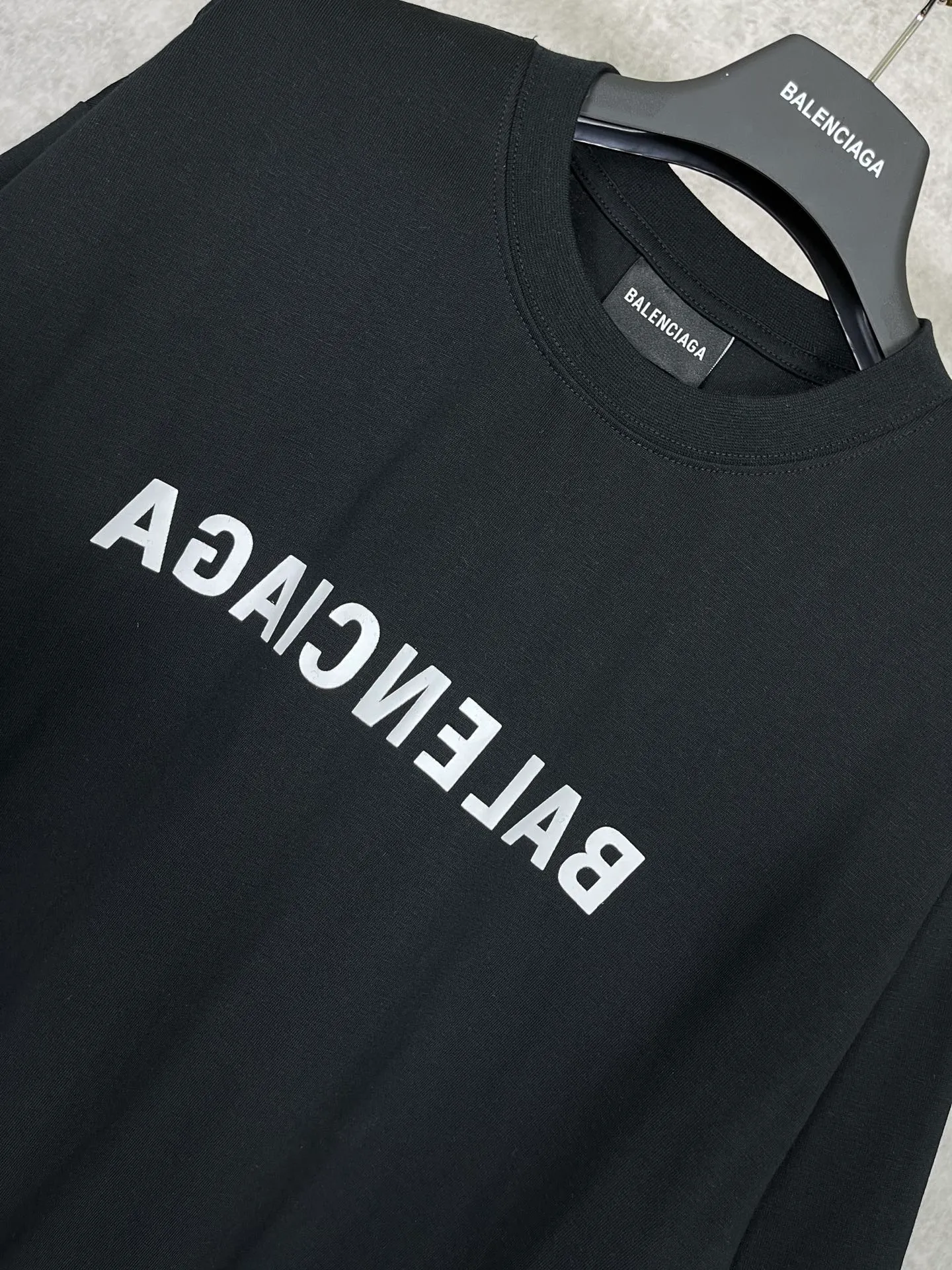 🅿️166 Real photos [Top version. Official website quality] BALENCI*GA/Paris BALENCI*GA# 2023 spring and summer new style, front-print reverse mirror LOGO short-sleeved T-shirt. 2023 spring and summer new product. Brick cabinet synchronization. The fabric is made of Paris ZP custom-woven and dyed 100% cotton double yarn compact cotton. The weight is 260 grams, the cloth surface is clean. The cloth pattern is clear. Soft and comfortable. Good color fastness. Not easy to change color. The threads are woven and dyed with no color difference. The printing uses imported environmentally friendly rubber paddles, precision stencils, fine LOGO letters, clear letters, no burrs, and a three-dimensional effect. Restore brick cabinet. The version adopts OS loose shoulder version. Same style for men and women. Code: BL223081 Color: black, light gray, red. Size: XS to L