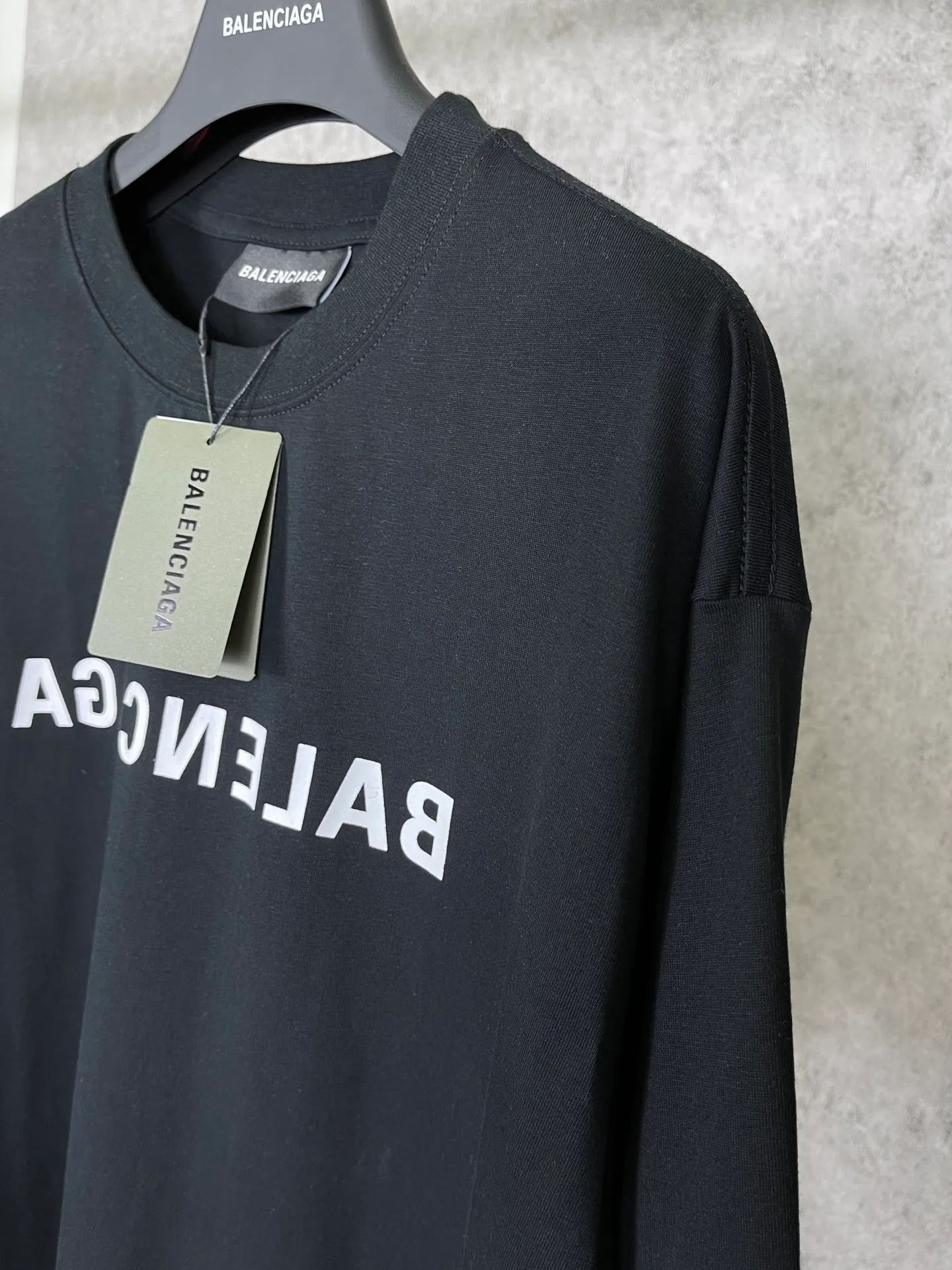 🅿️166 Real photos [Top version. Official website quality] BALENCI*GA/Paris BALENCI*GA# 2023 spring and summer new style, front-print reverse mirror LOGO short-sleeved T-shirt. 2023 spring and summer new product. Brick cabinet synchronization. The fabric is made of Paris ZP custom-woven and dyed 100% cotton double yarn compact cotton. The weight is 260 grams, the cloth surface is clean. The cloth pattern is clear. Soft and comfortable. Good color fastness. Not easy to change color. The threads are woven and dyed with no color difference. The printing uses imported environmentally friendly rubber paddles, precision stencils, fine LOGO letters, clear letters, no burrs, and a three-dimensional effect. Restore brick cabinet. The version adopts OS loose shoulder version. Same style for men and women. Code: BL223081 Color: black, light gray, red. Size: XS to L