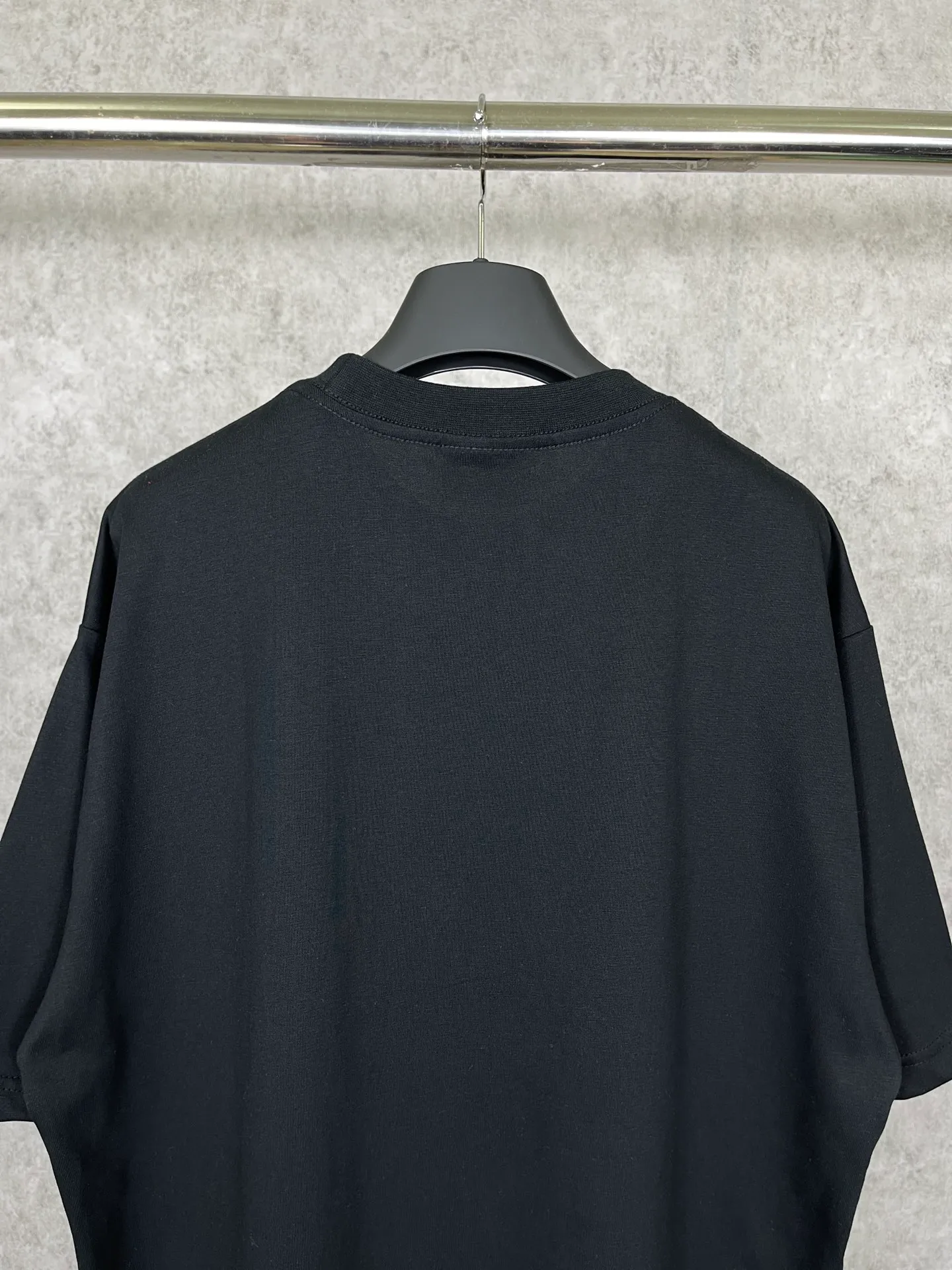 🅿️166 Real photos [Top version. Official website quality] BALENCI*GA/Paris BALENCI*GA# 2023 spring and summer new style, front-print reverse mirror LOGO short-sleeved T-shirt. 2023 spring and summer new product. Brick cabinet synchronization. The fabric is made of Paris ZP custom-woven and dyed 100% cotton double yarn compact cotton. The weight is 260 grams, the cloth surface is clean. The cloth pattern is clear. Soft and comfortable. Good color fastness. Not easy to change color. The threads are woven and dyed with no color difference. The printing uses imported environmentally friendly rubber paddles, precision stencils, fine LOGO letters, clear letters, no burrs, and a three-dimensional effect. Restore brick cabinet. The version adopts OS loose shoulder version. Same style for men and women. Code: BL223081 Color: black, light gray, red. Size: XS to L