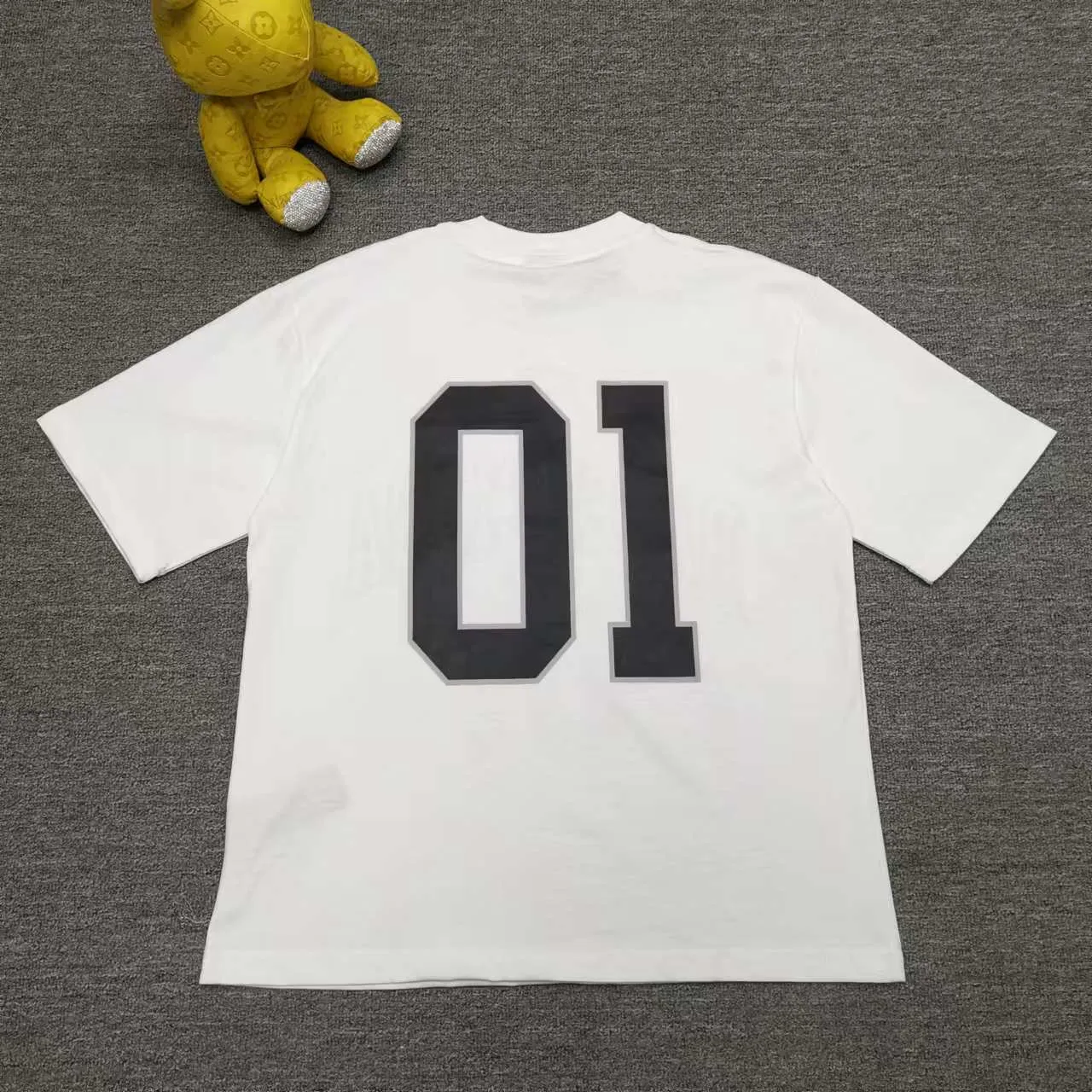 Top version Balenciaga SS25 Front letter embroidery Printed round neck short-sleeved T-shirt High weight double yarn pure cotton fabric Loose version Purchase the original pattern and make a sample. Compare the original fabric, version and details. Fabric: 100% cotton fabric is used, and imported cotton yarn is used. Soft, skin-friendly and non-irritating.  Craftsmanship: The clothing is a front-shoulder version, and all pieces are cut one-to-one by professional masters. Details: All accessories are genuine one-to-one custom-made and fully equipped, including the buttons on the front of the clothing.  Purchase the original benchmarking details fabric, high version, heavy weight 320g double yarn pure cotton fabric, color: blue, black, white, code number: XS S M L P: 310