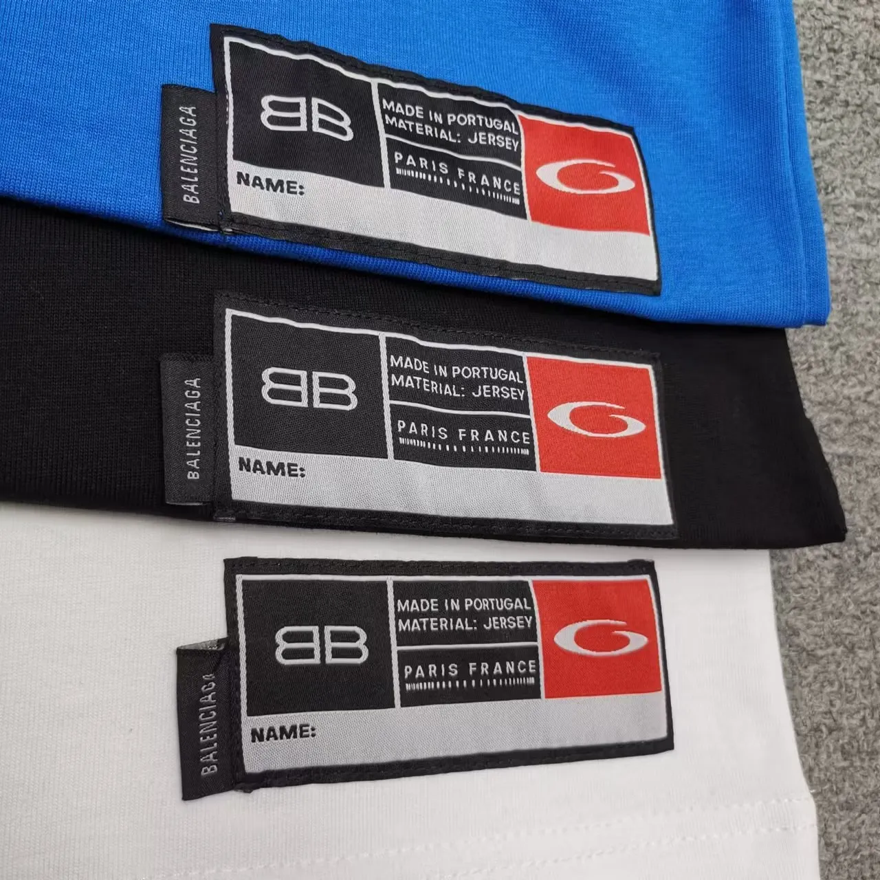 Top version Balenciaga SS25 Front letter embroidery Printed round neck short-sleeved T-shirt High weight double yarn pure cotton fabric Loose version Purchase the original pattern and make a sample. Compare the original fabric, version and details. Fabric: 100% cotton fabric is used, and imported cotton yarn is used. Soft, skin-friendly and non-irritating.  Craftsmanship: The clothing is a front-shoulder version, and all pieces are cut one-to-one by professional masters. Details: All accessories are genuine one-to-one custom-made and fully equipped, including the buttons on the front of the clothing.  Purchase the original benchmarking details fabric, high version, heavy weight 320g double yarn pure cotton fabric, color: blue, black, white, code number: XS S M L P: 310