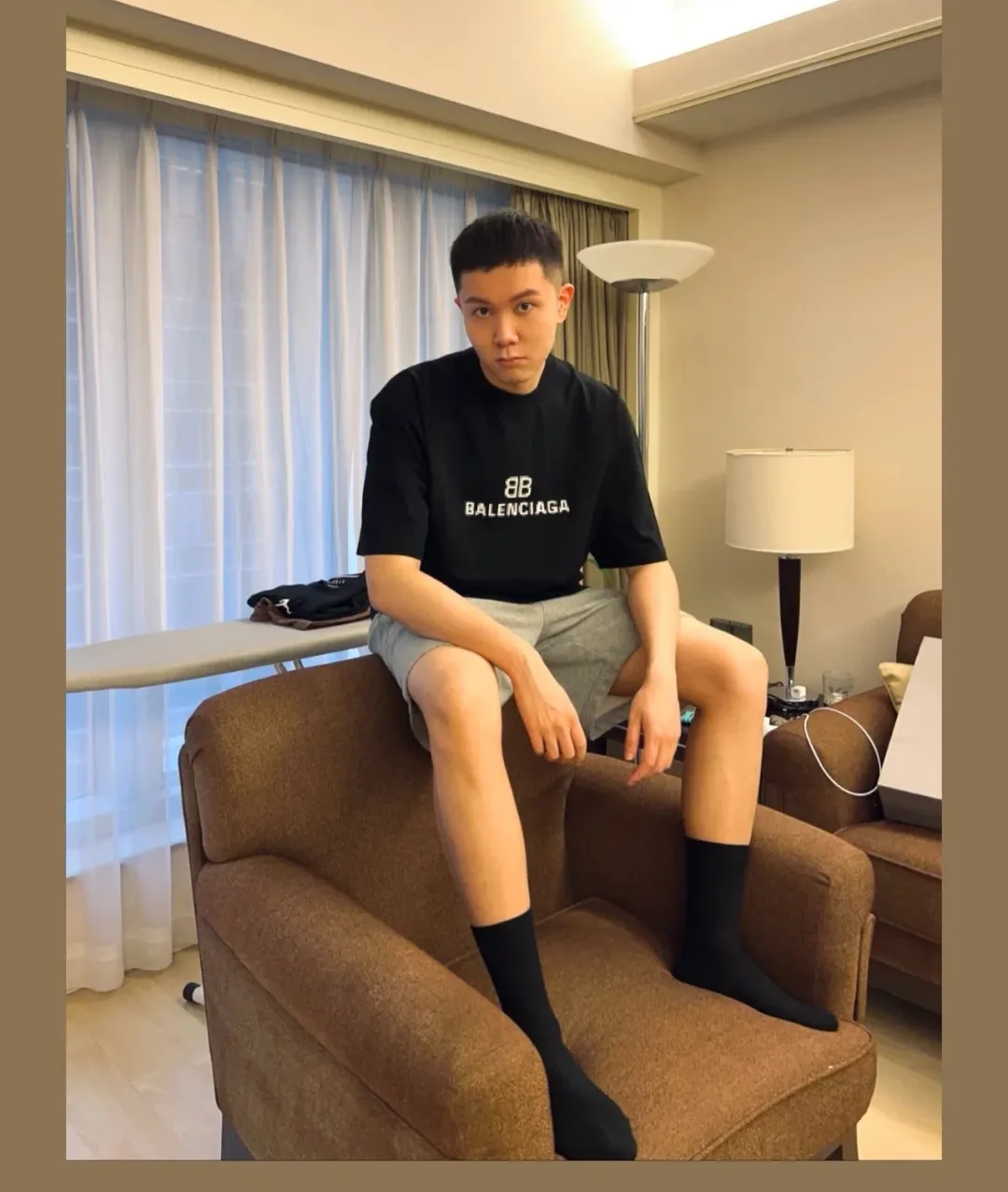 ♻️💯Upper body reference model picture❤️Top tested version Balenciaga BALENCIAGA 22S early spring new fashion hole phantom mosaic blurred letters loose male and female couple pure cotton short-sleeved T-shirt The fabric is made of 32s 260g combed pure cotton fabric with extremely high density. The chest is printed with digital direct printing, which creates a blurry mathematical pattern with a dizzy effect. It restores the hazy gradient phantom printing of the English "Balenciaga" on the chest without any difference. The intercalated gray is a yarn-dyed fabric, and the yarn is dyed first and then woven. Feel free to compare.  Color: Black White Size: XS-L P: 250