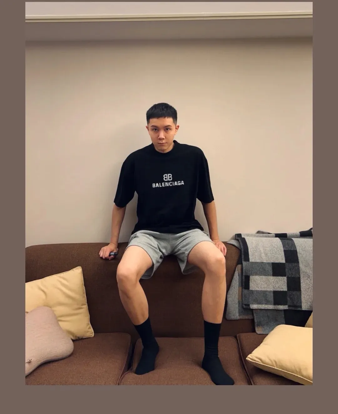 ♻️💯Upper body reference model picture❤️Top tested version Balenciaga BALENCIAGA 22S early spring new fashion hole phantom mosaic blurred letters loose male and female couple pure cotton short-sleeved T-shirt The fabric is made of 32s 260g combed pure cotton fabric with extremely high density. The chest is printed with digital direct printing, which creates a blurry mathematical pattern with a dizzy effect. It restores the hazy gradient phantom printing of the English "Balenciaga" on the chest without any difference. The intercalated gray is a yarn-dyed fabric, and the yarn is dyed first and then woven. Feel free to compare.  Color: Black White Size: XS-L P: 250