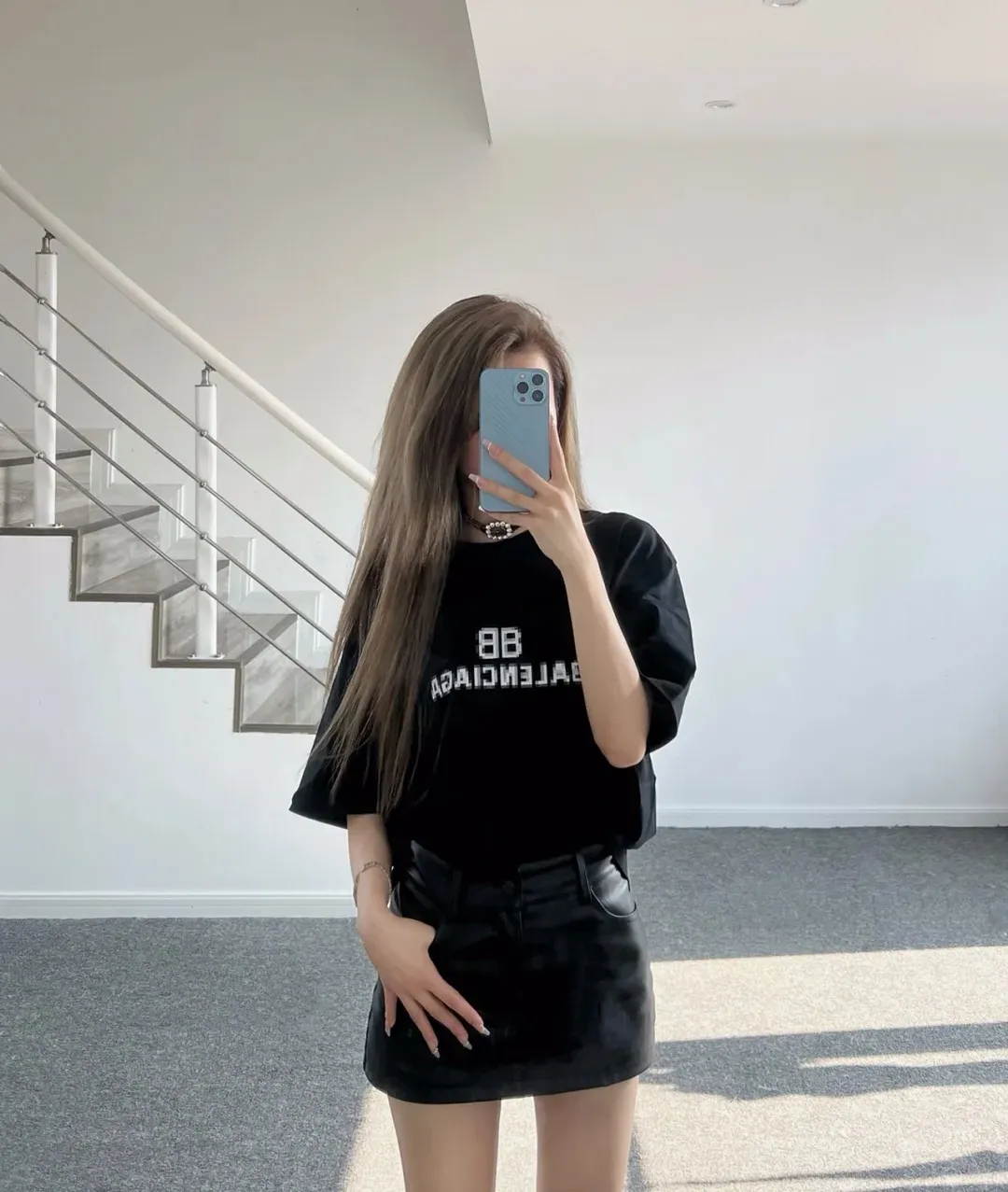 ♻️💯Upper body reference model picture❤️Top tested version Balenciaga BALENCIAGA 22S early spring new fashion hole phantom mosaic blurred letters loose male and female couple pure cotton short-sleeved T-shirt The fabric is made of 32s 260g combed pure cotton fabric with extremely high density. The chest is printed with digital direct printing, which creates a blurry mathematical pattern with a dizzy effect. It restores the hazy gradient phantom printing of the English "Balenciaga" on the chest without any difference. The intercalated gray is a yarn-dyed fabric, and the yarn is dyed first and then woven. Feel free to compare.  Color: Black White Size: XS-L P: 250