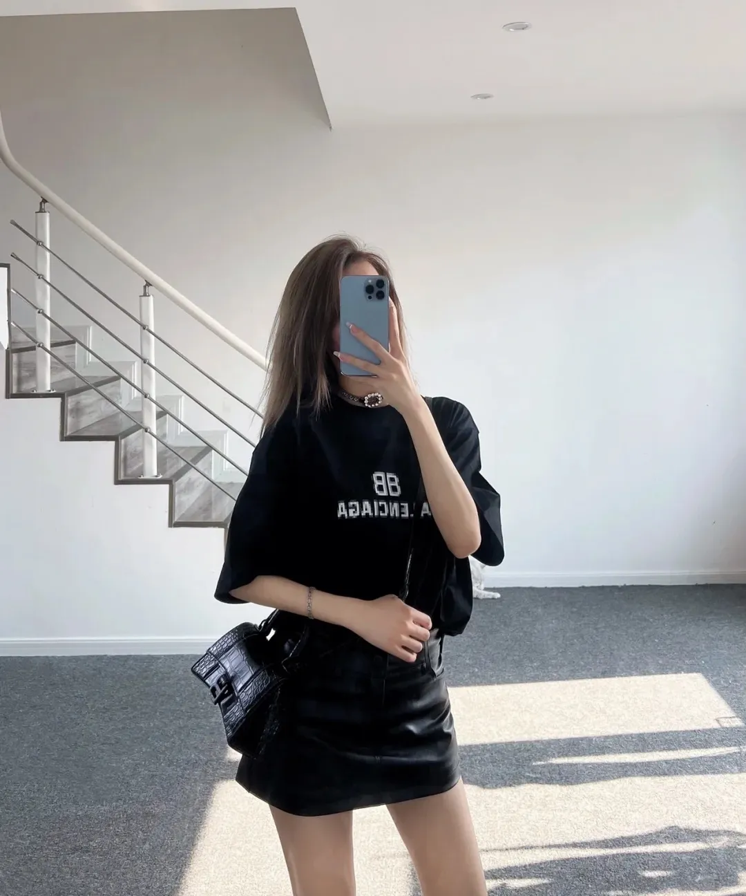 ♻️💯Upper body reference model picture❤️Top tested version Balenciaga BALENCIAGA 22S early spring new fashion hole phantom mosaic blurred letters loose male and female couple pure cotton short-sleeved T-shirt The fabric is made of 32s 260g combed pure cotton fabric with extremely high density. The chest is printed with digital direct printing, which creates a blurry mathematical pattern with a dizzy effect. It restores the hazy gradient phantom printing of the English "Balenciaga" on the chest without any difference. The intercalated gray is a yarn-dyed fabric, and the yarn is dyed first and then woven. Feel free to compare.  Color: Black White Size: XS-L P: 250