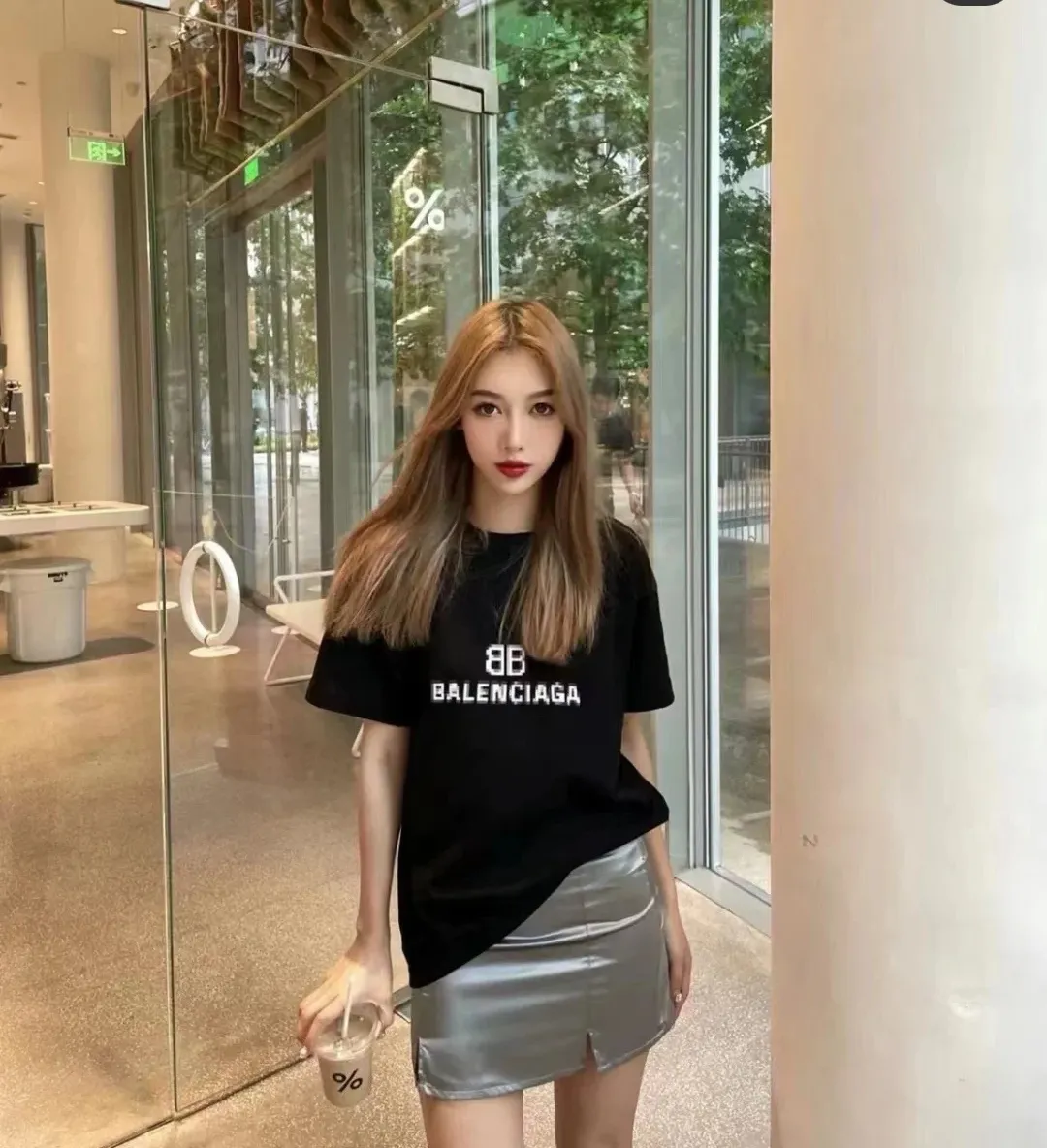 ♻️💯Upper body reference model picture❤️Top tested version Balenciaga BALENCIAGA 22S early spring new fashion hole phantom mosaic blurred letters loose male and female couple pure cotton short-sleeved T-shirt The fabric is made of 32s 260g combed pure cotton fabric with extremely high density. The chest is printed with digital direct printing, which creates a blurry mathematical pattern with a dizzy effect. It restores the hazy gradient phantom printing of the English "Balenciaga" on the chest without any difference. The intercalated gray is a yarn-dyed fabric, and the yarn is dyed first and then woven. Feel free to compare.  Color: Black White Size: XS-L P: 250