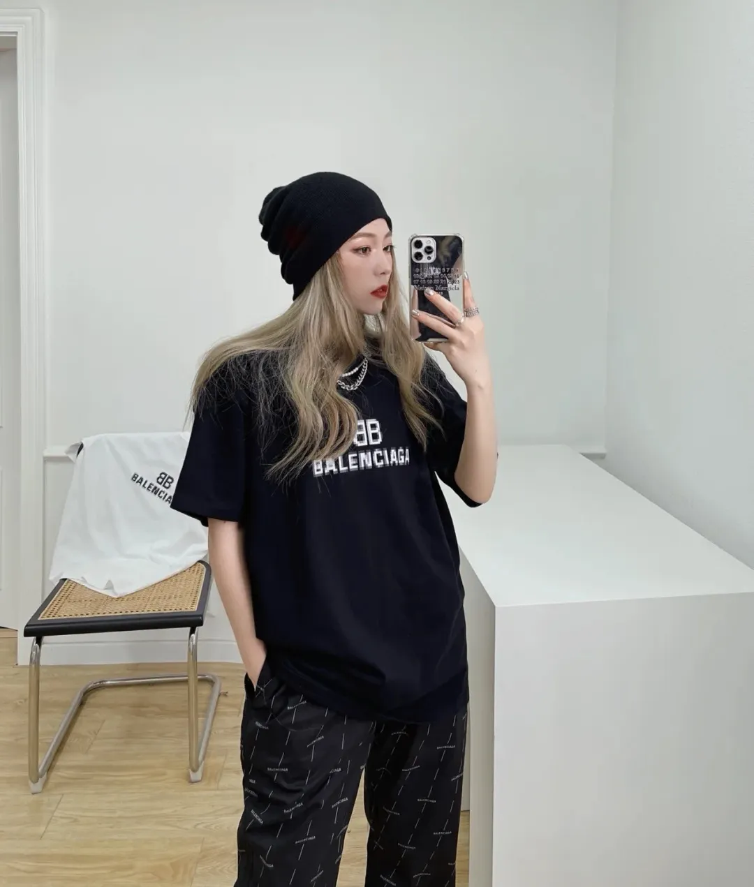 ♻️💯Upper body reference model picture❤️Top tested version Balenciaga BALENCIAGA 22S early spring new fashion hole phantom mosaic blurred letters loose male and female couple pure cotton short-sleeved T-shirt The fabric is made of 32s 260g combed pure cotton fabric with extremely high density. The chest is printed with digital direct printing, which creates a blurry mathematical pattern with a dizzy effect. It restores the hazy gradient phantom printing of the English "Balenciaga" on the chest without any difference. The intercalated gray is a yarn-dyed fabric, and the yarn is dyed first and then woven. Feel free to compare.  Color: Black White Size: XS-L P: 250