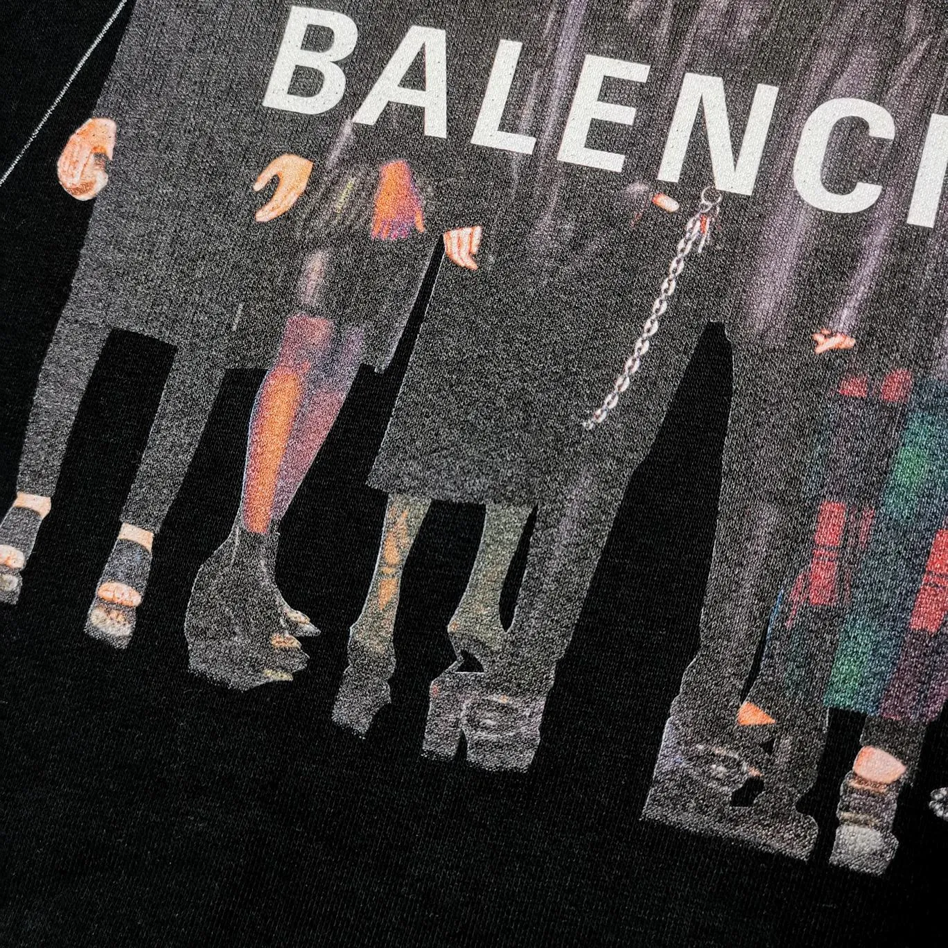 The black details of the band are supplemented - the certified version of BALENCIAGA Balenciaga Portrait Band B's hooded sweatshirt 1:1 restored replica version is a popular hot item in ins Xiaohongshu and is recommended by Internet celebrity bloggers. The fabric is made of 480g large terry cotton fabric and has been pre-shrunk to a weight of about 520g. The original version is purchased and patterned, and the positioning and cutting process is used! Pure version! The imported Israeli Kornit digital direct-injection printing technology makes the reflection of characters three-dimensional and real. This is also the first place to look for identification. I make every piece of clothing with conscience and strive for excellence in every aspect. Just to sell a piece of clothing and retain a customer. Although our products are a little more expensive than others, the expensive money is kept in the clothes and is definitely not imported into my pocket.  Customized washable labels, bag labels, and collar labels. Can reach professional level.  Restore the 1:1 replica craftsmanship! B's new early autumn series, a very high-end series of single items for men and women!  Size: XS-L Color: Black P:450