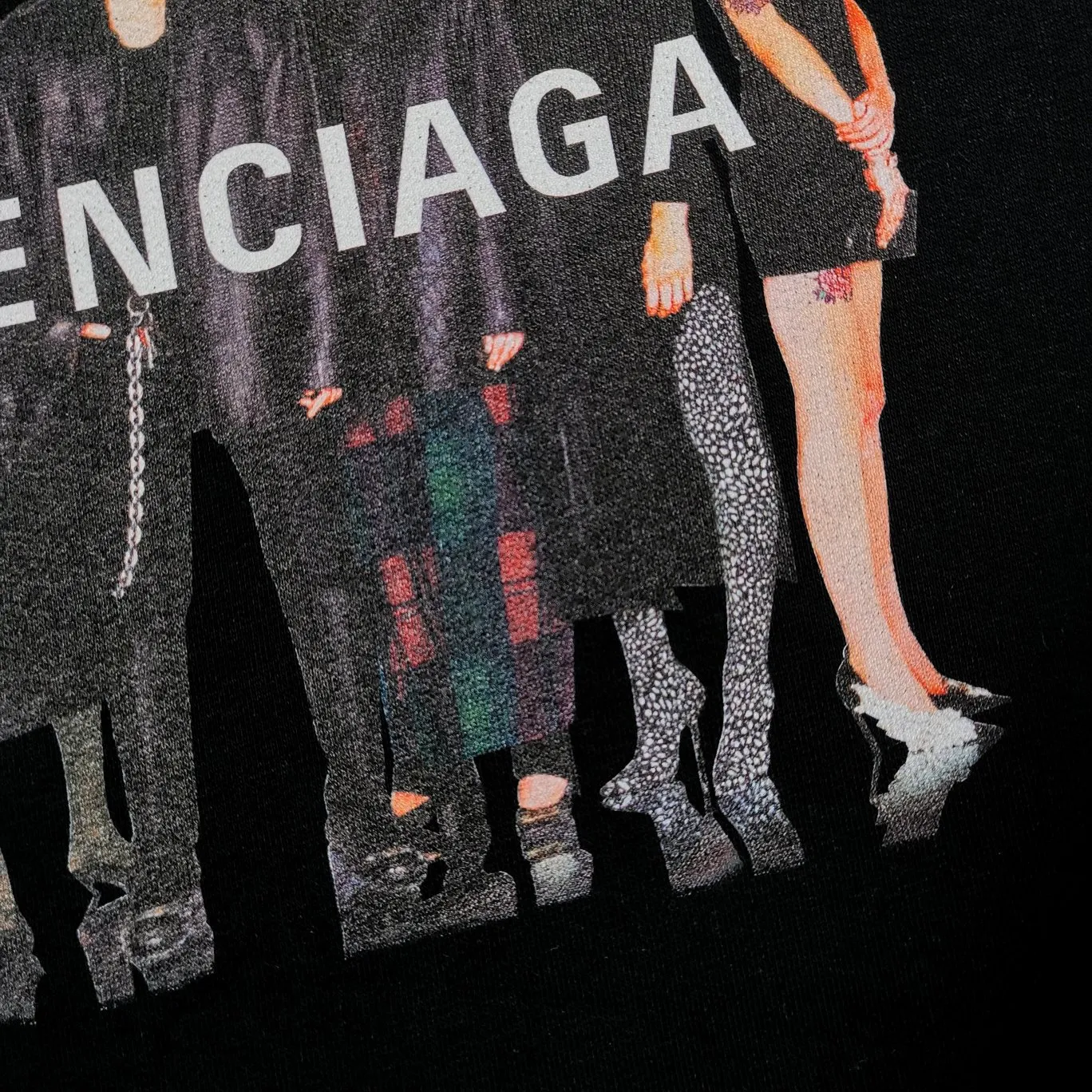 The black details of the band are supplemented - the certified version of BALENCIAGA Balenciaga Portrait Band B's hooded sweatshirt 1:1 restored replica version is a popular hot item in ins Xiaohongshu and is recommended by Internet celebrity bloggers. The fabric is made of 480g large terry cotton fabric and has been pre-shrunk to a weight of about 520g. The original version is purchased and patterned, and the positioning and cutting process is used! Pure version! The imported Israeli Kornit digital direct-injection printing technology makes the reflection of characters three-dimensional and real. This is also the first place to look for identification. I make every piece of clothing with conscience and strive for excellence in every aspect. Just to sell a piece of clothing and retain a customer. Although our products are a little more expensive than others, the expensive money is kept in the clothes and is definitely not imported into my pocket.  Customized washable labels, bag labels, and collar labels. Can reach professional level.  Restore the 1:1 replica craftsmanship! B's new early autumn series, a very high-end series of single items for men and women!  Size: XS-L Color: Black P:450