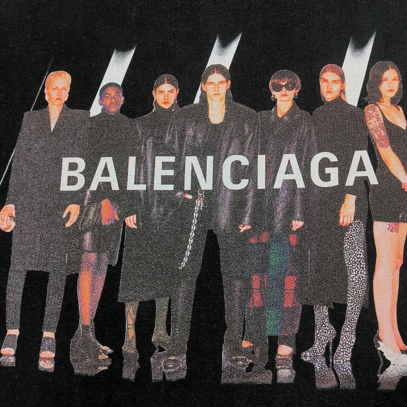 The black details of the band are supplemented - the certified version of BALENCIAGA Balenciaga Portrait Band B's hooded sweatshirt 1:1 restored replica version is a popular hot item in ins Xiaohongshu and is recommended by Internet celebrity bloggers. The fabric is made of 480g large terry cotton fabric and has been pre-shrunk to a weight of about 520g. The original version is purchased and patterned, and the positioning and cutting process is used! Pure version! The imported Israeli Kornit digital direct-injection printing technology makes the reflection of characters three-dimensional and real. This is also the first place to look for identification. I make every piece of clothing with conscience and strive for excellence in every aspect. Just to sell a piece of clothing and retain a customer. Although our products are a little more expensive than others, the expensive money is kept in the clothes and is definitely not imported into my pocket.  Customized washable labels, bag labels, and collar labels. Can reach professional level.  Restore the 1:1 replica craftsmanship! B's new early autumn series, a very high-end series of single items for men and women!  Size: XS-L Color: Black P:450