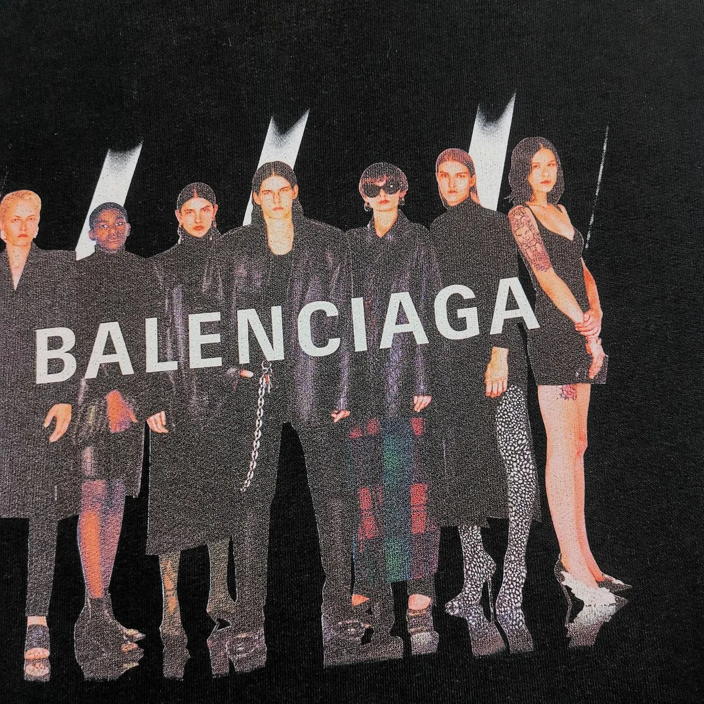The black details of the band are supplemented - the certified version of BALENCIAGA Balenciaga Portrait Band B's hooded sweatshirt 1:1 restored replica version is a popular hot item in ins Xiaohongshu and is recommended by Internet celebrity bloggers. The fabric is made of 480g large terry cotton fabric and has been pre-shrunk to a weight of about 520g. The original version is purchased and patterned, and the positioning and cutting process is used! Pure version! The imported Israeli Kornit digital direct-injection printing technology makes the reflection of characters three-dimensional and real. This is also the first place to look for identification. I make every piece of clothing with conscience and strive for excellence in every aspect. Just to sell a piece of clothing and retain a customer. Although our products are a little more expensive than others, the expensive money is kept in the clothes and is definitely not imported into my pocket.  Customized washable labels, bag labels, and collar labels. Can reach professional level.  Restore the 1:1 replica craftsmanship! B's new early autumn series, a very high-end series of single items for men and women!  Size: XS-L Color: Black P:450