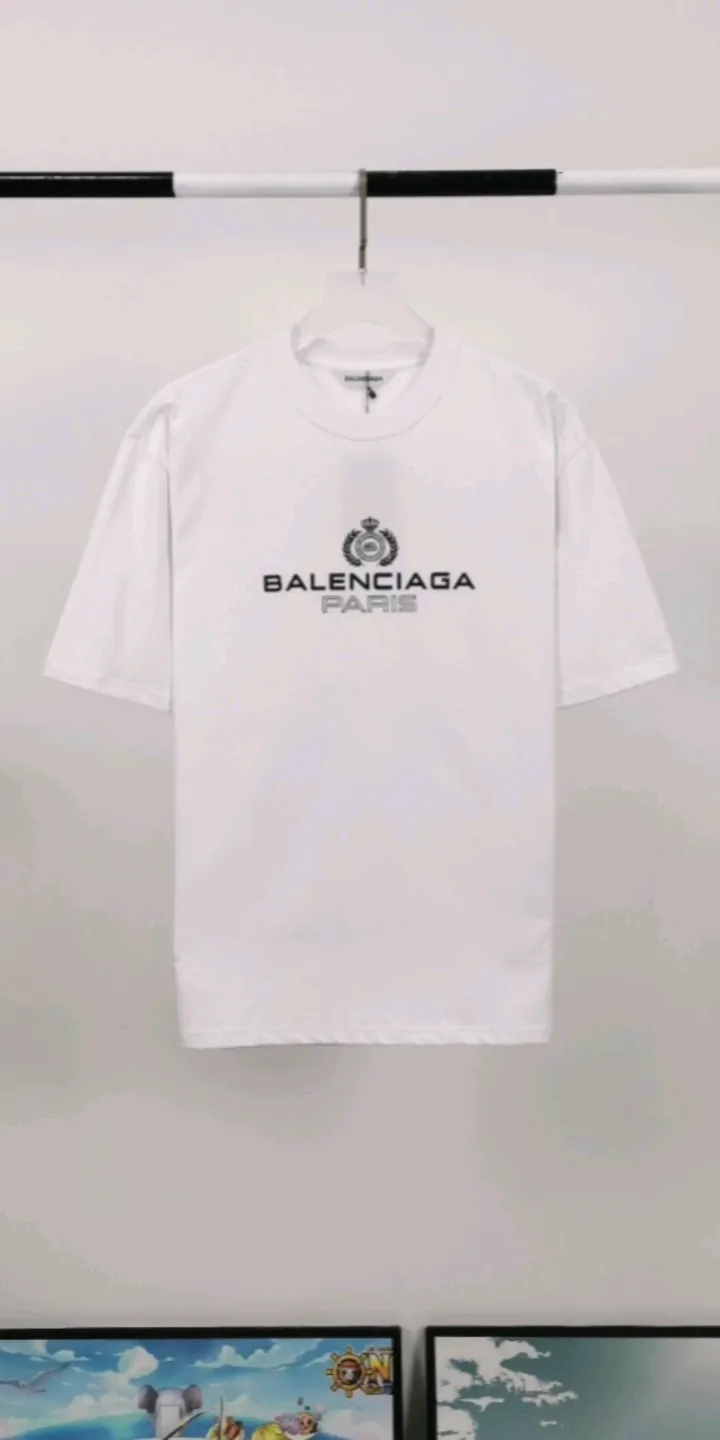 Real shot of the video - the top tested version of Balenciaga's classic wheat crown lock Paris male and female couple star's same style pure cotton short-sleeved T-shirt. Selected 32S 260g combed cotton fabric, thick and textured, high-density knitting weaving technology, firm and elastic, extremely smooth and skin-friendly, soft and delicate feel, no shrinkage or deformation, the upper body is crisp and stylish, which is different from the cheap soft couch fabrics with low weight and low count on the market.  Ultra-high-level workmanship, every detail shows a sense of luxury, and the original three-dimensional cutting process creates a perfect fit. The OS loose shoulder style accommodates all body types. It is a truly versatile style that looks slim and good-looking for both men and women.   3M (black) reflective classic wheat ear letter printing, high fastness and will not crack or fall off. The classic pattern will never go out of style. Multiple colors are available, and every color is beautiful!  Color: Black White Dark Khaki Size: XS-L P:250