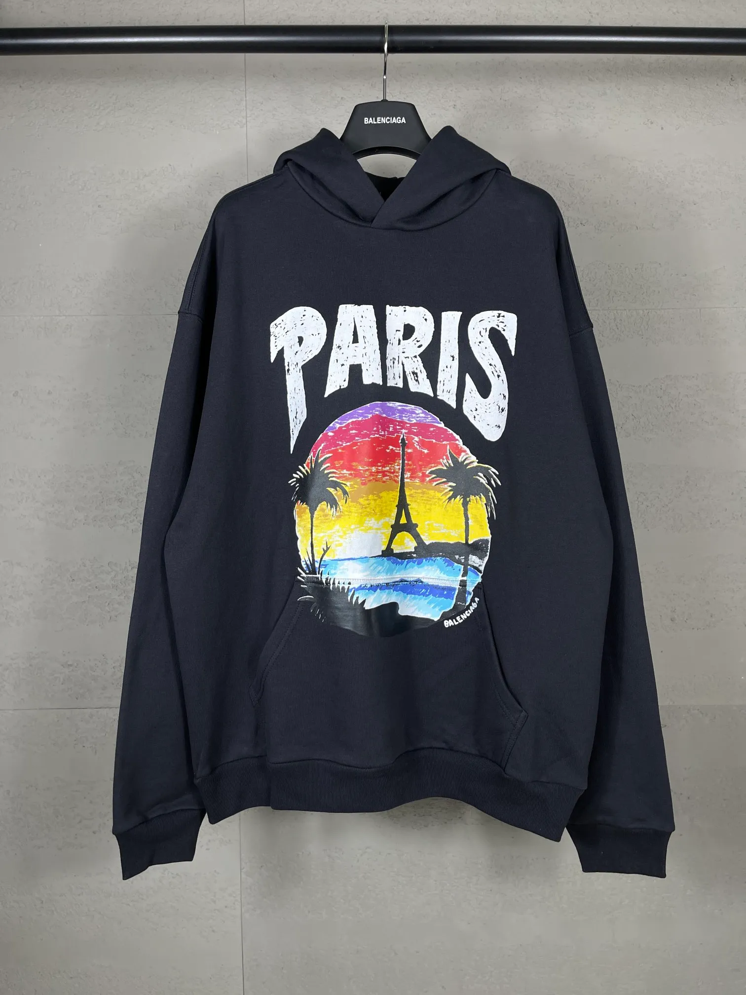 🅿️320 real photos [Top version. Official website quality] BALENCI*GA/Paris. Hawaiian sunset coconut palm tower LOGO pattern direct-printed hooded sweatshirt. Brick cabinet synchronization. The fabric is made of Paris ZP custom-woven and dyed cotton sweatshirt. The weight is 460 grams. The cloth surface is clean. The cloth pattern is clear, soft and comfortable. The threads are dyed with no color difference. The classic pattern printing uses imported machine direct printing. The effect is three-dimensional and restores the brick cabinet. Different market currencies, welcome to compare. The version adopts OS loose shoulder design. Same style for men and women. Code: BL238920 Color: black, white Size: XS S M L