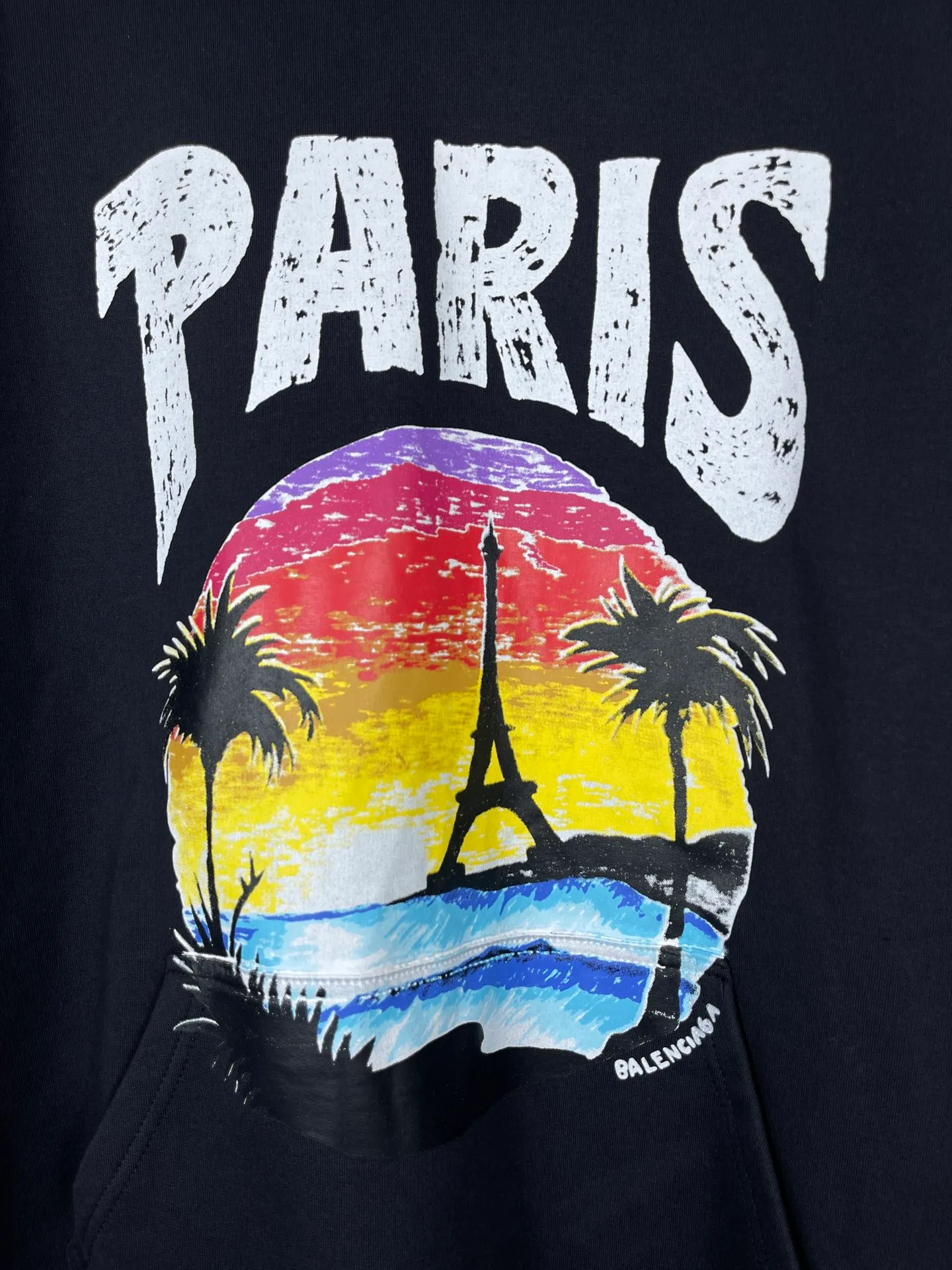 🅿️320 real photos [Top version. Official website quality] BALENCI*GA/Paris. Hawaiian sunset coconut palm tower LOGO pattern direct-printed hooded sweatshirt. Brick cabinet synchronization. The fabric is made of Paris ZP custom-woven and dyed cotton sweatshirt. The weight is 460 grams. The cloth surface is clean. The cloth pattern is clear, soft and comfortable. The threads are dyed with no color difference. The classic pattern printing uses imported machine direct printing. The effect is three-dimensional and restores the brick cabinet. Different market currencies, welcome to compare. The version adopts OS loose shoulder design. Same style for men and women. Code: BL238920 Color: black, white Size: XS S M L
