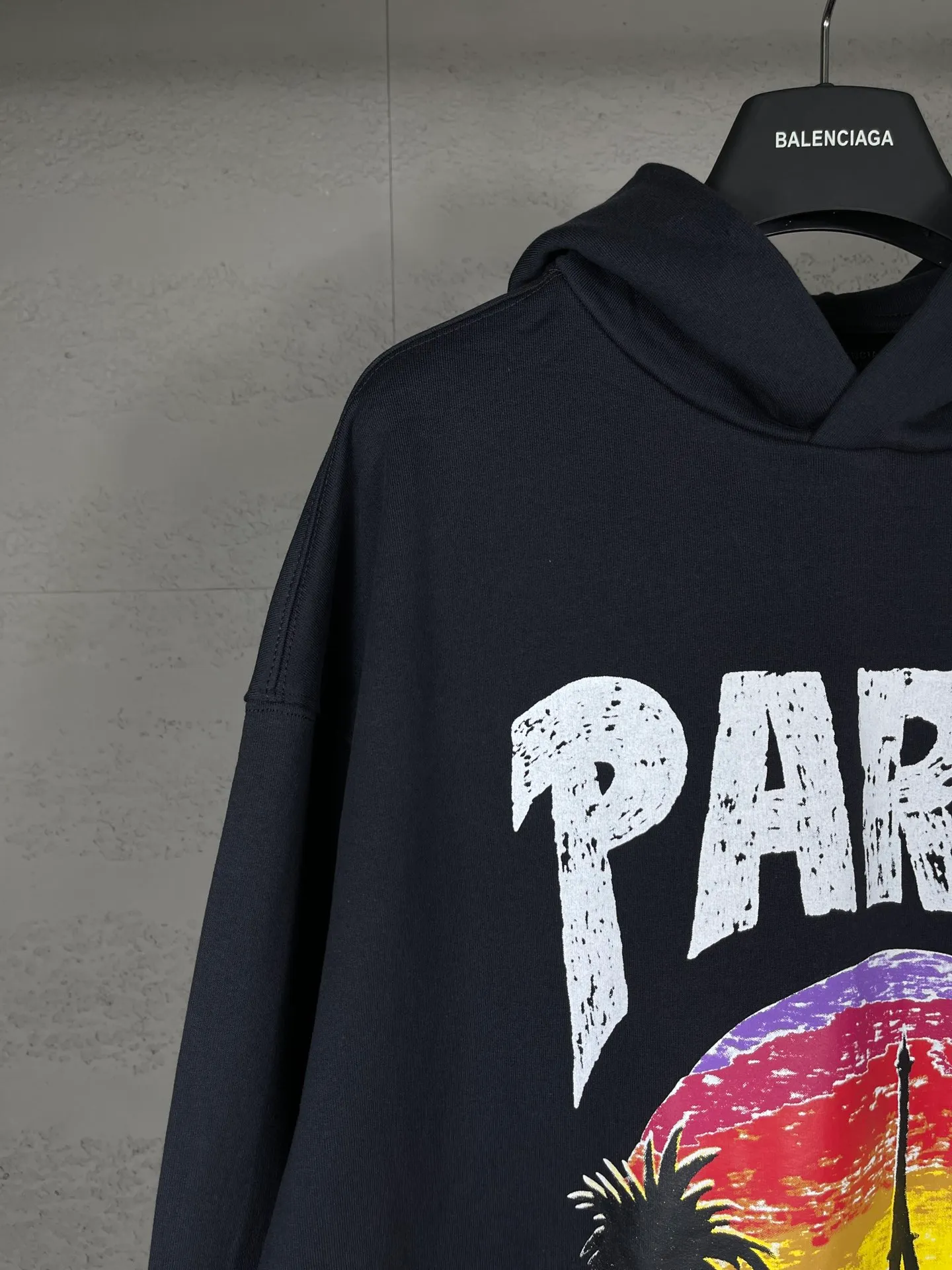 🅿️320 real photos [Top version. Official website quality] BALENCI*GA/Paris. Hawaiian sunset coconut palm tower LOGO pattern direct-printed hooded sweatshirt. Brick cabinet synchronization. The fabric is made of Paris ZP custom-woven and dyed cotton sweatshirt. The weight is 460 grams. The cloth surface is clean. The cloth pattern is clear, soft and comfortable. The threads are dyed with no color difference. The classic pattern printing uses imported machine direct printing. The effect is three-dimensional and restores the brick cabinet. Different market currencies, welcome to compare. The version adopts OS loose shoulder design. Same style for men and women. Code: BL238920 Color: black, white Size: XS S M L