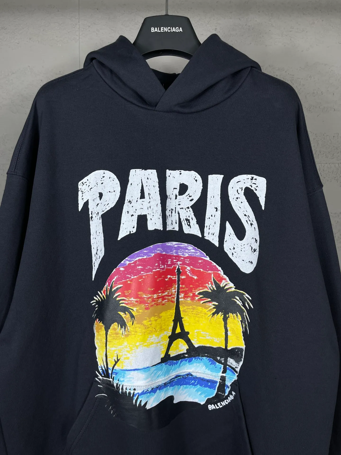 🅿️320 real photos [Top version. Official website quality] BALENCI*GA/Paris. Hawaiian sunset coconut palm tower LOGO pattern direct-printed hooded sweatshirt. Brick cabinet synchronization. The fabric is made of Paris ZP custom-woven and dyed cotton sweatshirt. The weight is 460 grams. The cloth surface is clean. The cloth pattern is clear, soft and comfortable. The threads are dyed with no color difference. The classic pattern printing uses imported machine direct printing. The effect is three-dimensional and restores the brick cabinet. Different market currencies, welcome to compare. The version adopts OS loose shoulder design. Same style for men and women. Code: BL238920 Color: black, white Size: XS S M L