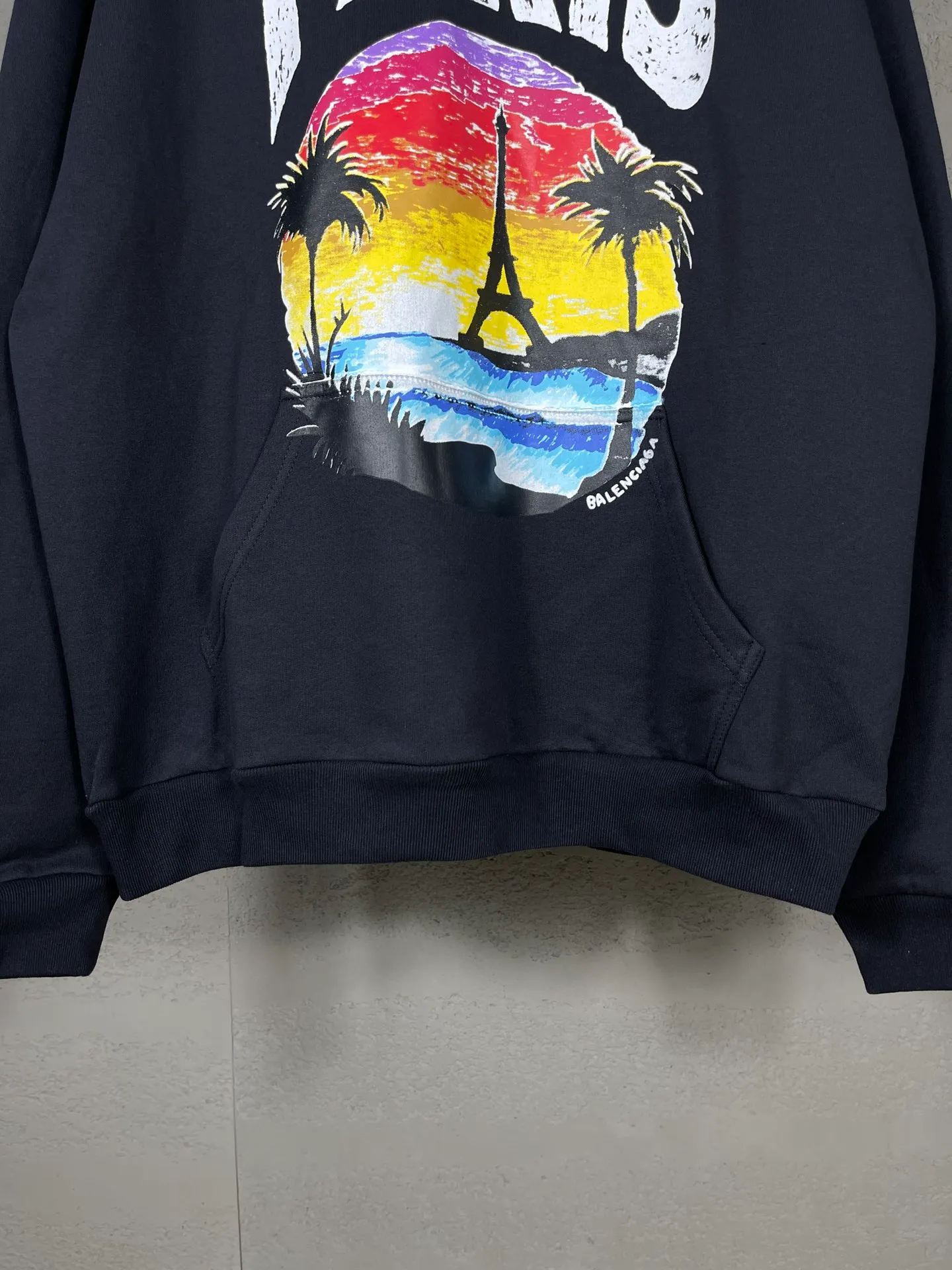 🅿️320 real photos [Top version. Official website quality] BALENCI*GA/Paris. Hawaiian sunset coconut palm tower LOGO pattern direct-printed hooded sweatshirt. Brick cabinet synchronization. The fabric is made of Paris ZP custom-woven and dyed cotton sweatshirt. The weight is 460 grams. The cloth surface is clean. The cloth pattern is clear, soft and comfortable. The threads are dyed with no color difference. The classic pattern printing uses imported machine direct printing. The effect is three-dimensional and restores the brick cabinet. Different market currencies, welcome to compare. The version adopts OS loose shoulder design. Same style for men and women. Code: BL238920 Color: black, white Size: XS S M L