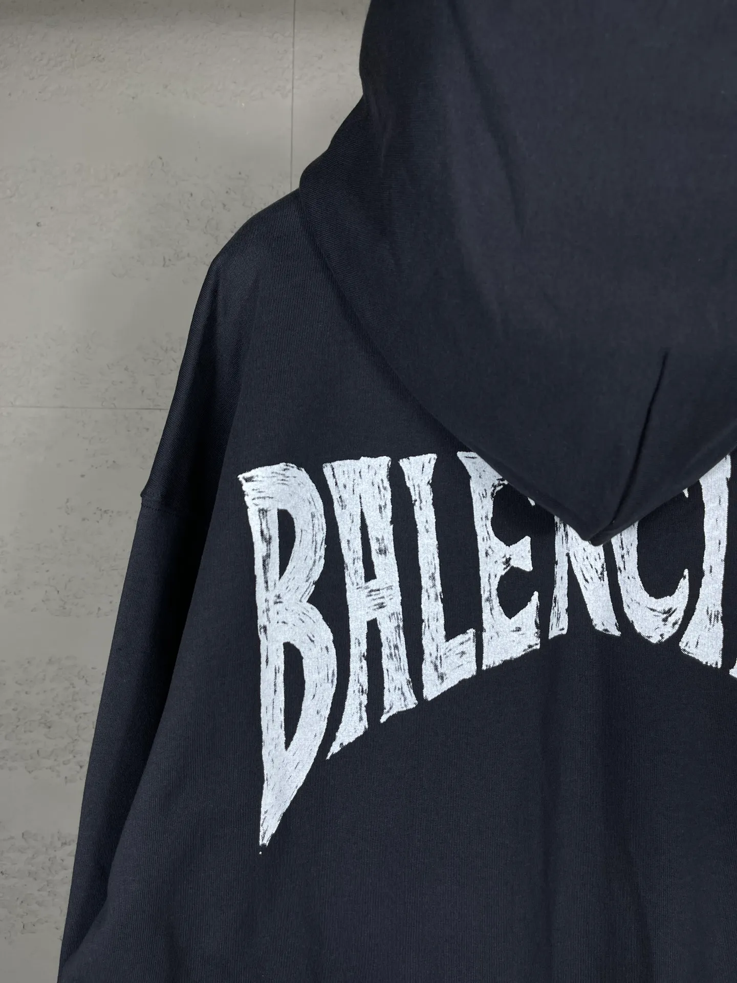 🅿️320 real photos [Top version. Official website quality] BALENCI*GA/Paris. Hawaiian sunset coconut palm tower LOGO pattern direct-printed hooded sweatshirt. Brick cabinet synchronization. The fabric is made of Paris ZP custom-woven and dyed cotton sweatshirt. The weight is 460 grams. The cloth surface is clean. The cloth pattern is clear, soft and comfortable. The threads are dyed with no color difference. The classic pattern printing uses imported machine direct printing. The effect is three-dimensional and restores the brick cabinet. Different market currencies, welcome to compare. The version adopts OS loose shoulder design. Same style for men and women. Code: BL238920 Color: black, white Size: XS S M L