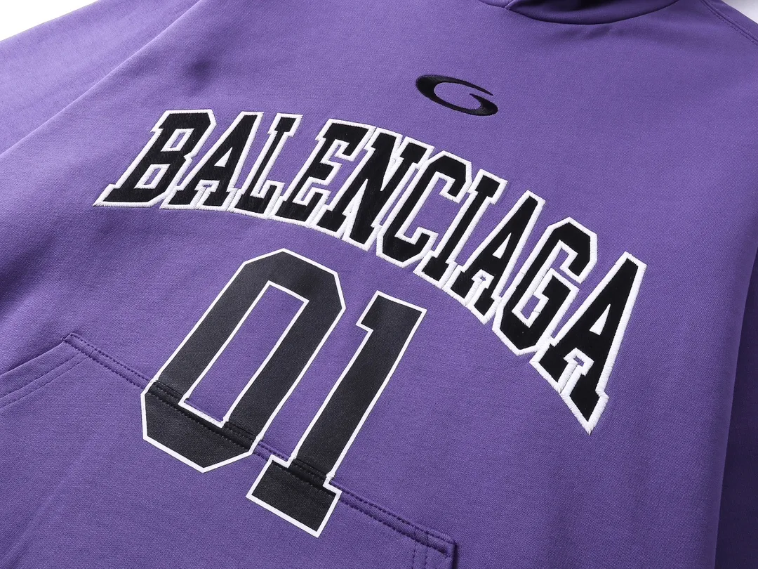 🅿️380 BALENCI*GA Paris' latest basketball jersey embroidered printed hooded long-sleeved sweatshirt. The front embroidery is embroidered and printed with a Tajima computer embroidery machine. The car seal is printed on the lower left corner and the back panel is printed. The effect is three-dimensional. Exclusively woven and dyed 460g fabric. Threads are dyed in the same cylinder with zero color difference. Brick cabinet synchronization. Welcome to compare. Same style for men and women -Color: black purple -SIZE: Xs S M L Style number 8956#