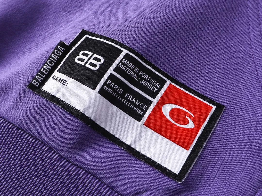 🅿️380 BALENCI*GA Paris' latest basketball jersey embroidered printed hooded long-sleeved sweatshirt. The front embroidery is embroidered and printed with a Tajima computer embroidery machine. The car seal is printed on the lower left corner and the back panel is printed. The effect is three-dimensional. Exclusively woven and dyed 460g fabric. Threads are dyed in the same cylinder with zero color difference. Brick cabinet synchronization. Welcome to compare. Same style for men and women -Color: black purple -SIZE: Xs S M L Style number 8956#