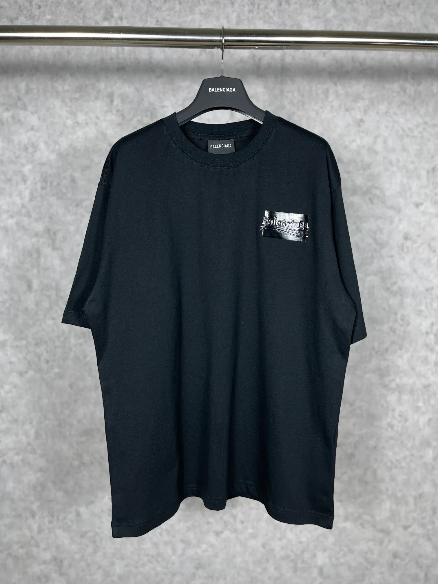 🅿️176 Real photos [Top version. Official website quality] BALENCI*GA/Paris #Classic. Coke embroidered vinyl short-sleeved T-shirt# The fabric is made of Paris ZP custom-woven and dyed cotton double yarn. Weighing 260 grams, the cloth surface is clean. The cloth pattern is clear, soft and comfortable. The color fastness is good. It is not easy to change color. The threads are dyed with no color difference. The classic pattern embroidery uses an imported embroidery machine, and the embroidery thread color is based on the original color. It is produced based on the pictures in the Jubie market. The letters are clear. The three-dimensional effect is strong. The embroidered flowers are laminated on the finished product. The version adopts OS loose shoulder design. Same style for men and women. Code: BL223008 Color: black, off-white, ash, red Size: XS S M L