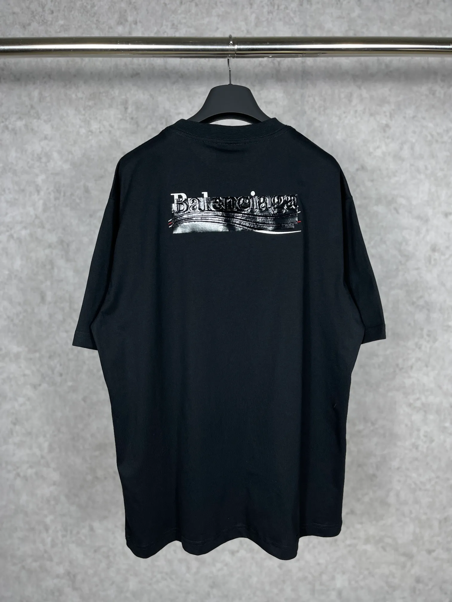 🅿️176 Real photos [Top version. Official website quality] BALENCI*GA/Paris #Classic. Coke embroidered vinyl short-sleeved T-shirt# The fabric is made of Paris ZP custom-woven and dyed cotton double yarn. Weighing 260 grams, the cloth surface is clean. The cloth pattern is clear, soft and comfortable. The color fastness is good. It is not easy to change color. The threads are dyed with no color difference. The classic pattern embroidery uses an imported embroidery machine, and the embroidery thread color is based on the original color. It is produced based on the pictures in the Jubie market. The letters are clear. The three-dimensional effect is strong. The embroidered flowers are laminated on the finished product. The version adopts OS loose shoulder design. Same style for men and women. Code: BL223008 Color: black, off-white, ash, red Size: XS S M L