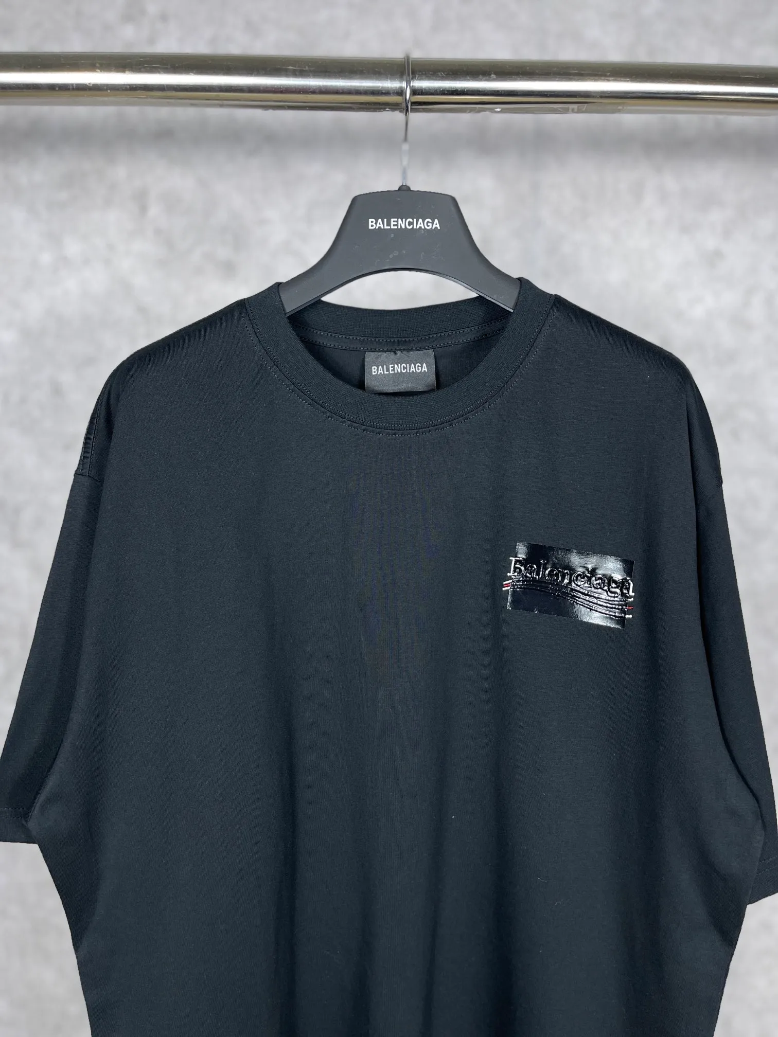 🅿️176 Real photos [Top version. Official website quality] BALENCI*GA/Paris #Classic. Coke embroidered vinyl short-sleeved T-shirt# The fabric is made of Paris ZP custom-woven and dyed cotton double yarn. Weighing 260 grams, the cloth surface is clean. The cloth pattern is clear, soft and comfortable. The color fastness is good. It is not easy to change color. The threads are dyed with no color difference. The classic pattern embroidery uses an imported embroidery machine, and the embroidery thread color is based on the original color. It is produced based on the pictures in the Jubie market. The letters are clear. The three-dimensional effect is strong. The embroidered flowers are laminated on the finished product. The version adopts OS loose shoulder design. Same style for men and women. Code: BL223008 Color: black, off-white, ash, red Size: XS S M L