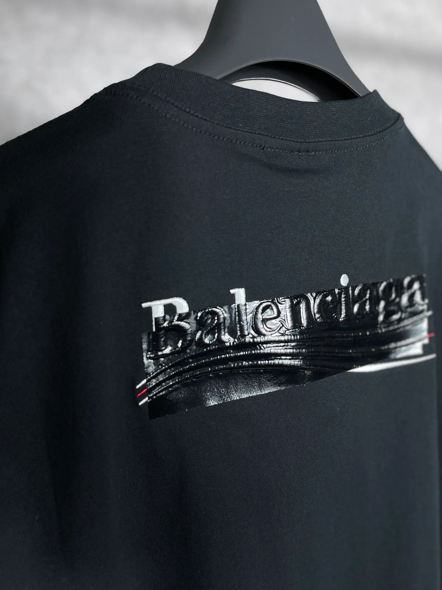 🅿️176 Real photos [Top version. Official website quality] BALENCI*GA/Paris #Classic. Coke embroidered vinyl short-sleeved T-shirt# The fabric is made of Paris ZP custom-woven and dyed cotton double yarn. Weighing 260 grams, the cloth surface is clean. The cloth pattern is clear, soft and comfortable. The color fastness is good. It is not easy to change color. The threads are dyed with no color difference. The classic pattern embroidery uses an imported embroidery machine, and the embroidery thread color is based on the original color. It is produced based on the pictures in the Jubie market. The letters are clear. The three-dimensional effect is strong. The embroidered flowers are laminated on the finished product. The version adopts OS loose shoulder design. Same style for men and women. Code: BL223008 Color: black, off-white, ash, red Size: XS S M L