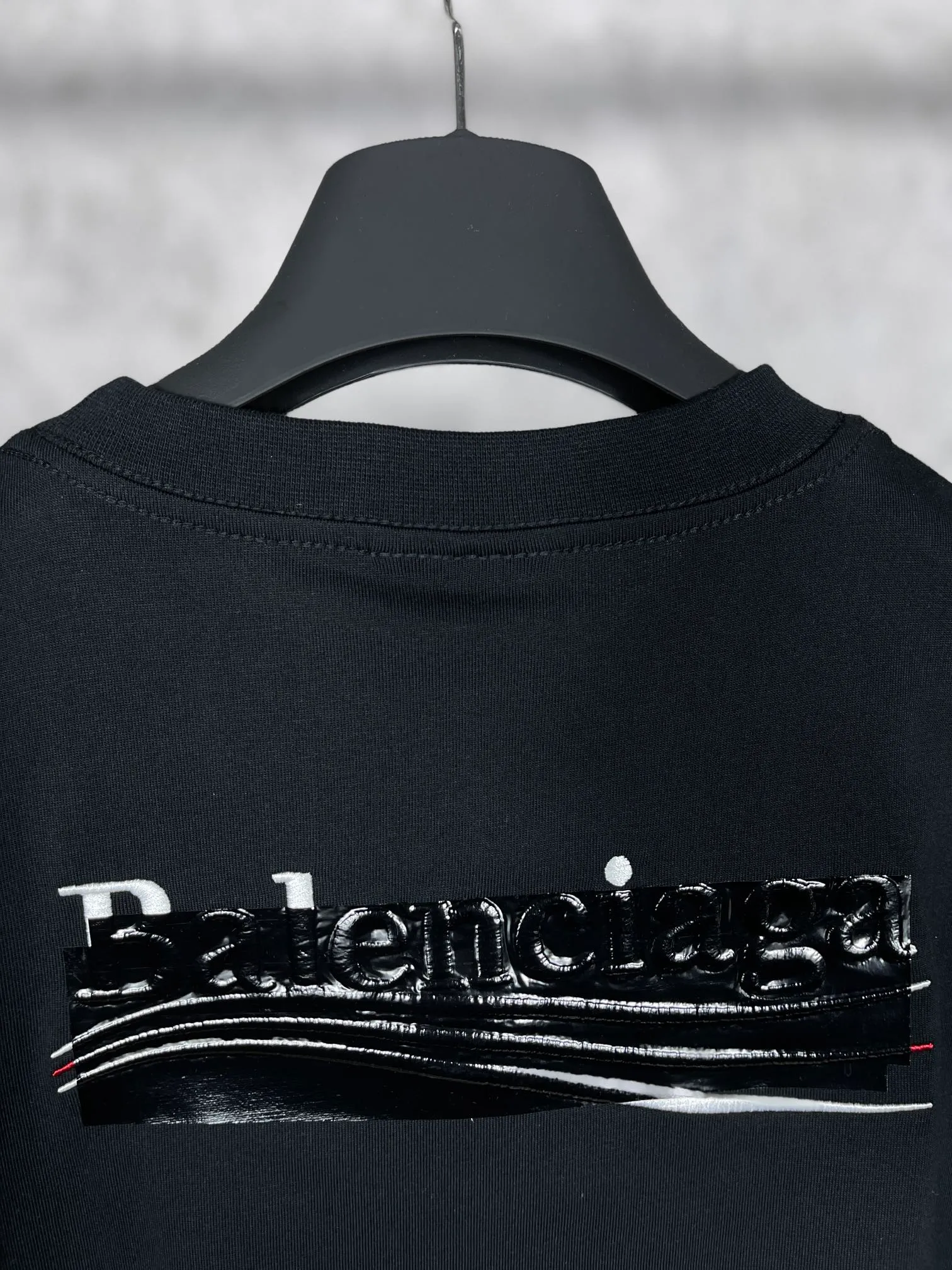 🅿️176 Real photos [Top version. Official website quality] BALENCI*GA/Paris #Classic. Coke embroidered vinyl short-sleeved T-shirt# The fabric is made of Paris ZP custom-woven and dyed cotton double yarn. Weighing 260 grams, the cloth surface is clean. The cloth pattern is clear, soft and comfortable. The color fastness is good. It is not easy to change color. The threads are dyed with no color difference. The classic pattern embroidery uses an imported embroidery machine, and the embroidery thread color is based on the original color. It is produced based on the pictures in the Jubie market. The letters are clear. The three-dimensional effect is strong. The embroidered flowers are laminated on the finished product. The version adopts OS loose shoulder design. Same style for men and women. Code: BL223008 Color: black, off-white, ash, red Size: XS S M L