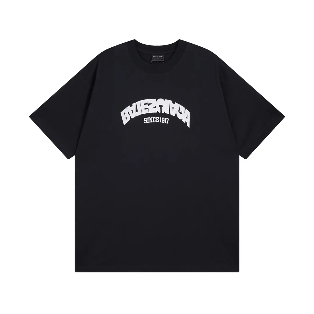🅿️180 detailed pictures [Top version. Official website quality] BALENCI*GA/Paris BALENCI*GA#2024 latest model, large reverse letter LOGO icon embroidered short-sleeved T-shirt. Brick cabinet synchronization. Genuine products are developed and developed in the first time. Welcome to compare! The fabric is made of Paris ZP custom-woven and dyed 100% cotton double-yarn compact cotton. The weight is 260 grams. The cloth surface is clean. The cloth pattern is clear. It is soft and comfortable. It has good color fastness and is not easy to change color. The threads are woven and dyed with no color difference. The embroidery is done using an imported Tajima embroidery machine, with a three-dimensional effect and clear lines. There are no burrs and miscellaneous threads, and the embroidery is of ultra-high craftsmanship. The version adopts OS loose shoulder design. Same style for men and women. Code: BL223215 Color: Black. White Size: XS to L