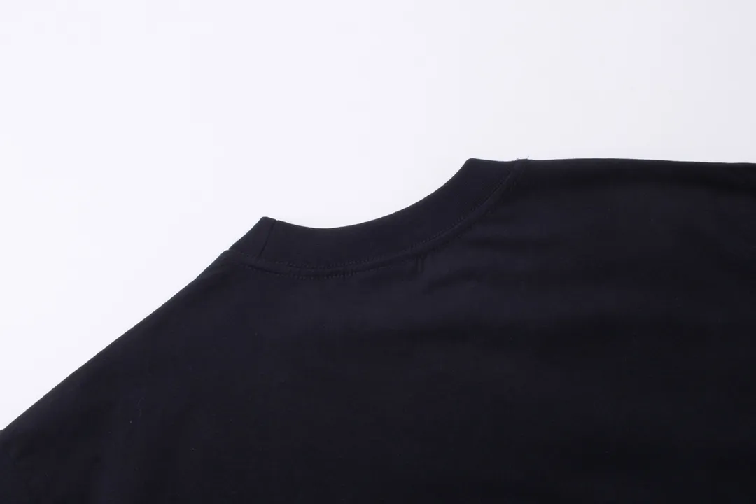 🅿️180 detailed pictures [Top version. Official website quality] BALENCI*GA/Paris BALENCI*GA#2024 latest model, large reverse letter LOGO icon embroidered short-sleeved T-shirt. Brick cabinet synchronization. Genuine products are developed and developed in the first time. Welcome to compare! The fabric is made of Paris ZP custom-woven and dyed 100% cotton double-yarn compact cotton. The weight is 260 grams. The cloth surface is clean. The cloth pattern is clear. It is soft and comfortable. It has good color fastness and is not easy to change color. The threads are woven and dyed with no color difference. The embroidery is done using an imported Tajima embroidery machine, with a three-dimensional effect and clear lines. There are no burrs and miscellaneous threads, and the embroidery is of ultra-high craftsmanship. The version adopts OS loose shoulder design. Same style for men and women. Code: BL223215 Color: Black. White Size: XS to L