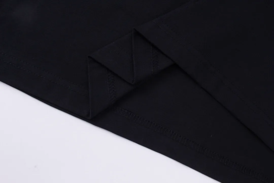 🅿️180 detailed pictures [Top version. Official website quality] BALENCI*GA/Paris BALENCI*GA#2024 latest model, large reverse letter LOGO icon embroidered short-sleeved T-shirt. Brick cabinet synchronization. Genuine products are developed and developed in the first time. Welcome to compare! The fabric is made of Paris ZP custom-woven and dyed 100% cotton double-yarn compact cotton. The weight is 260 grams. The cloth surface is clean. The cloth pattern is clear. It is soft and comfortable. It has good color fastness and is not easy to change color. The threads are woven and dyed with no color difference. The embroidery is done using an imported Tajima embroidery machine, with a three-dimensional effect and clear lines. There are no burrs and miscellaneous threads, and the embroidery is of ultra-high craftsmanship. The version adopts OS loose shoulder design. Same style for men and women. Code: BL223215 Color: Black. White Size: XS to L